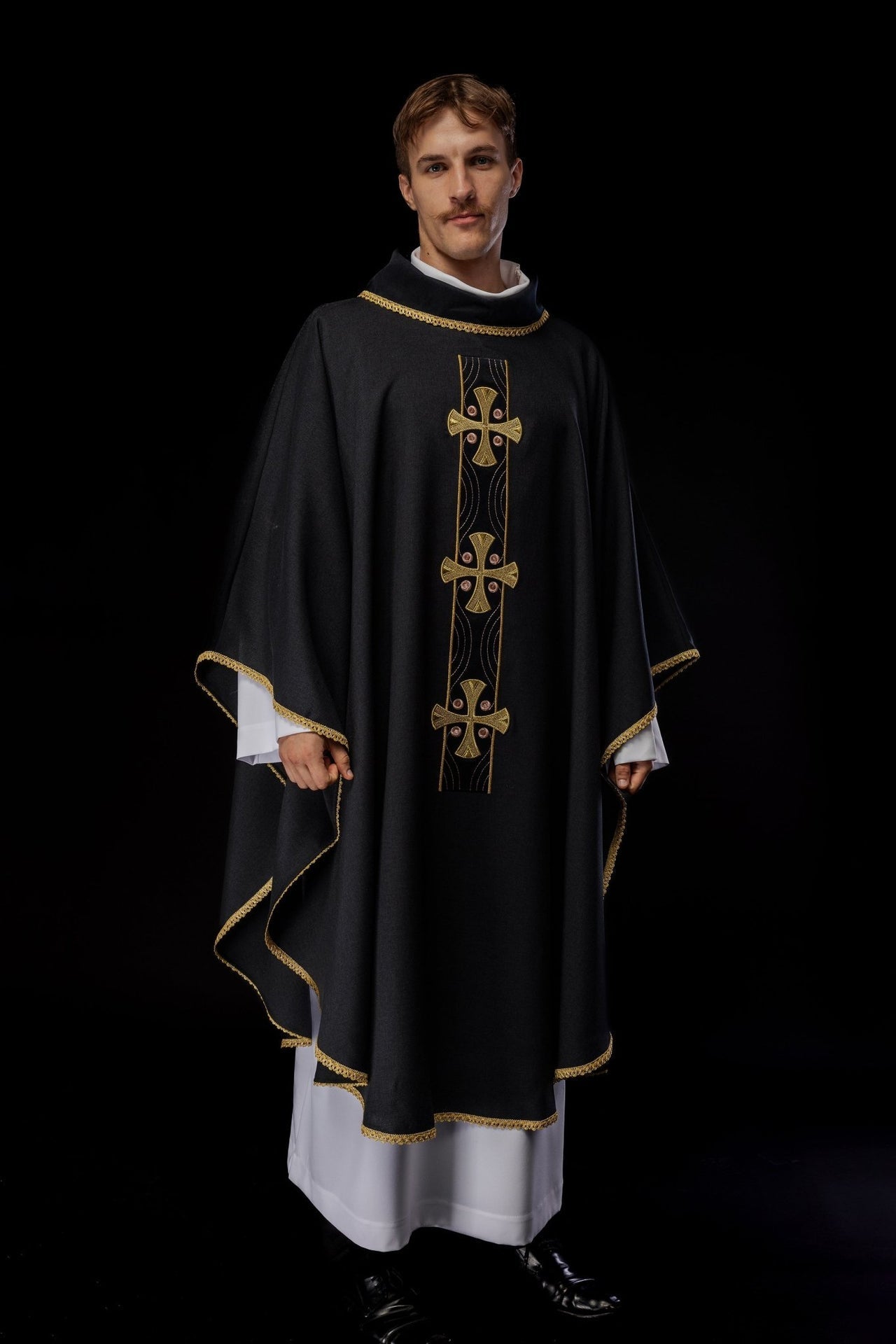 Ornat Liturgiczny Czarny Złote Krzyże i Lamówka - Polski Produkt - SZATYLITURGICZNE.PL