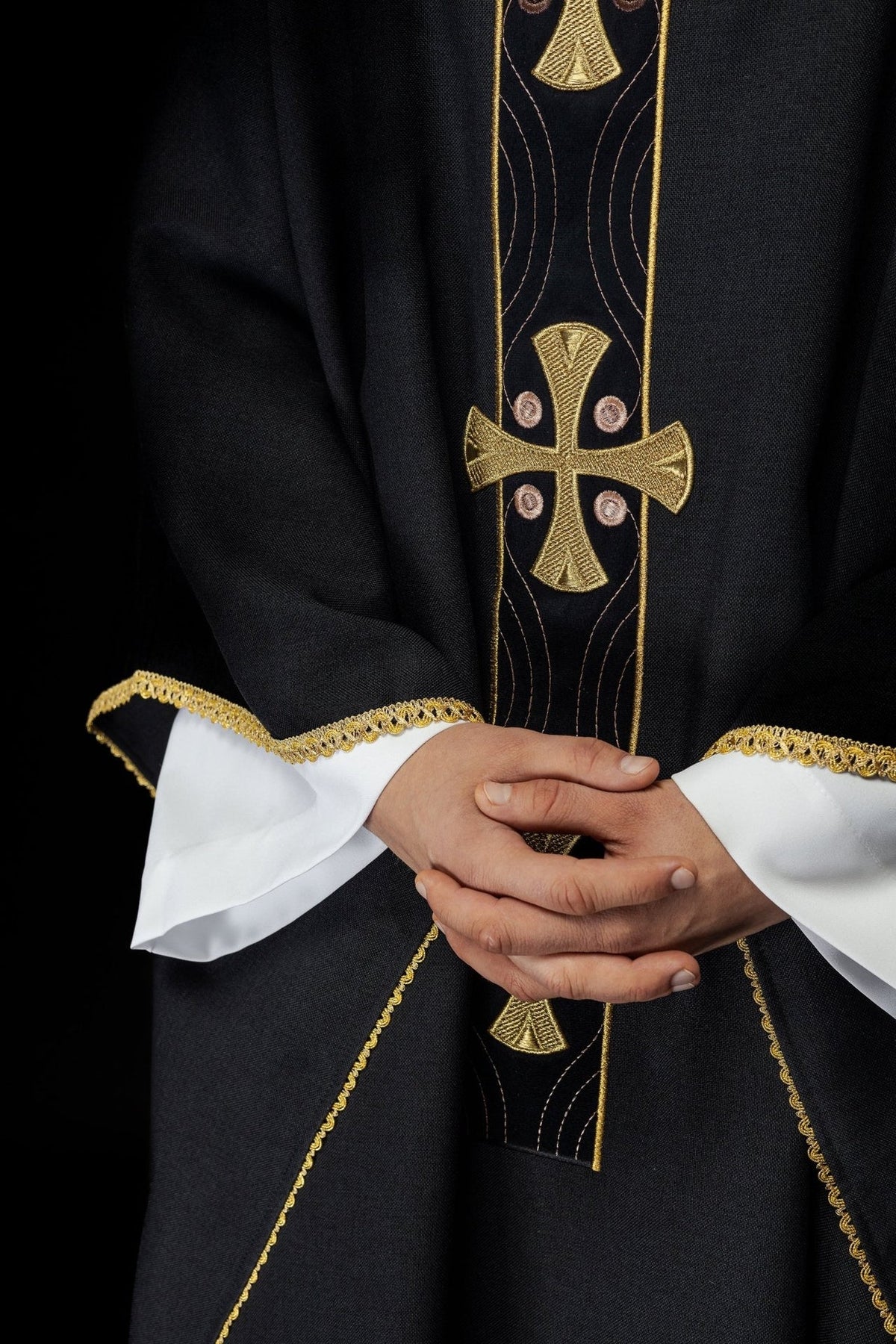Ornat Liturgiczny Czarny Złote Krzyże i Lamówka - Polski Produkt - SZATYLITURGICZNE.PL