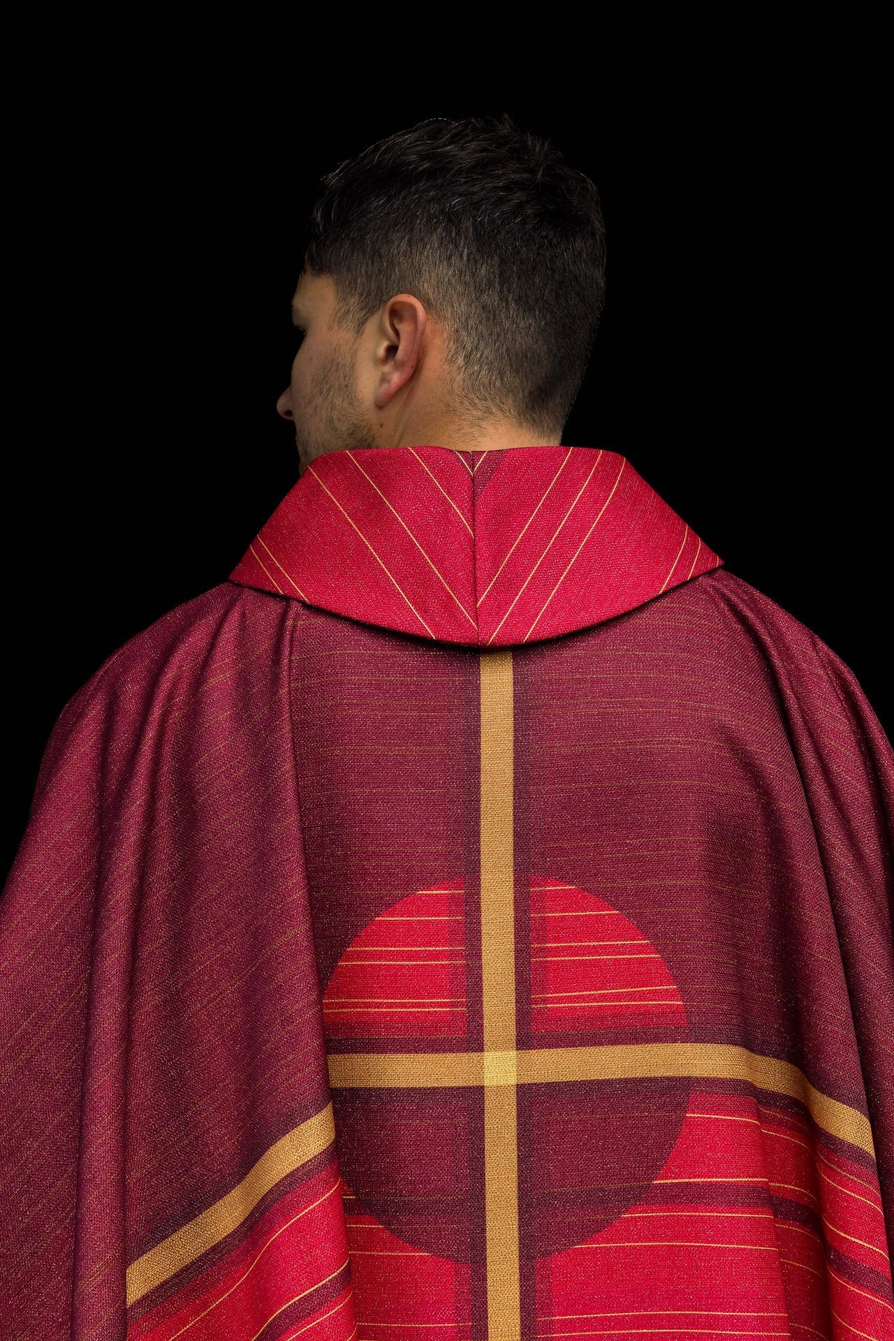 Ornat Liturgiczny Czerwony Drukowany Krzyż - Elegancki Symbolizm - SZATYLITURGICZNE.PL