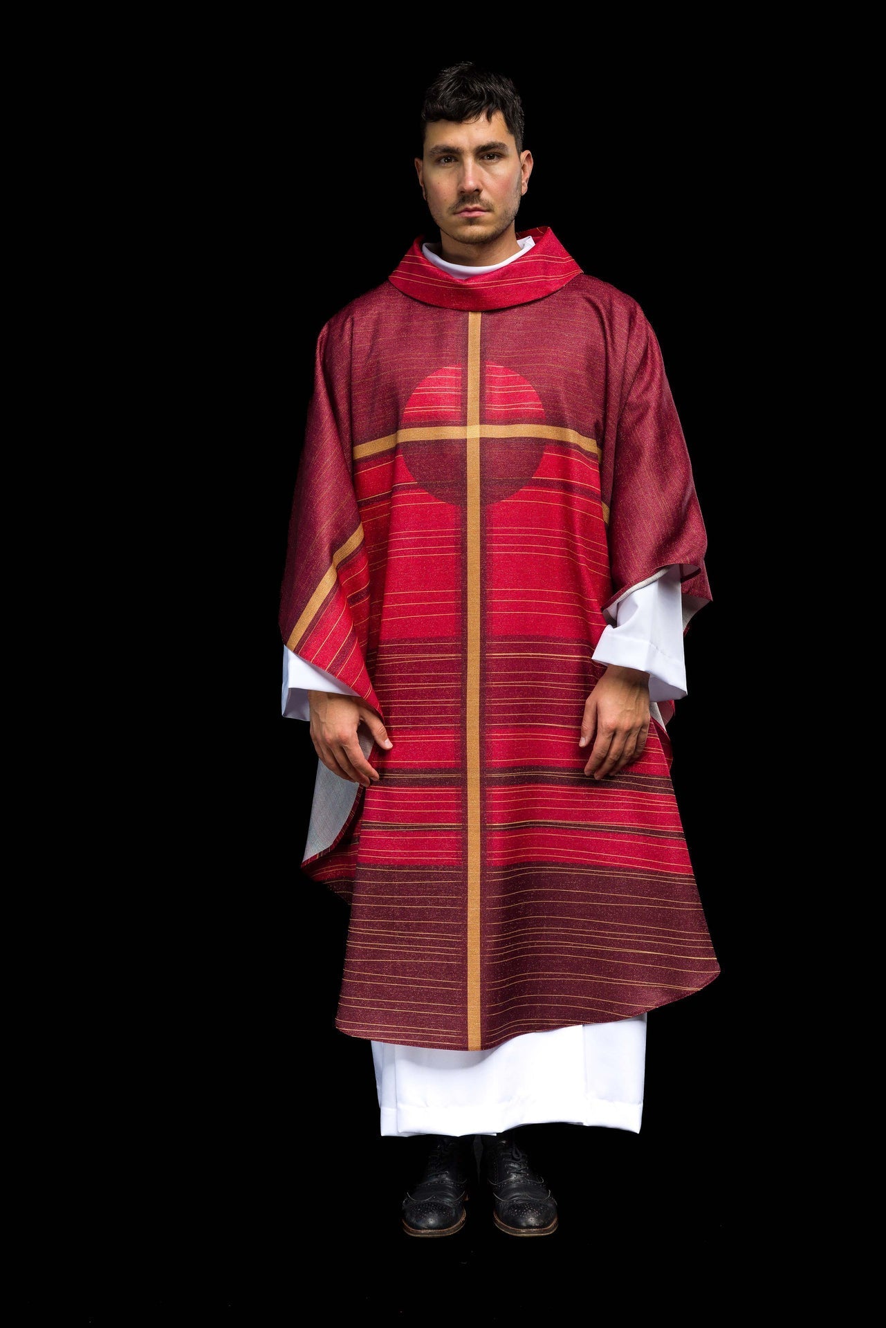 Ornat Liturgiczny Czerwony Drukowany Krzyż - Elegancki Symbolizm - SZATYLITURGICZNE.PL