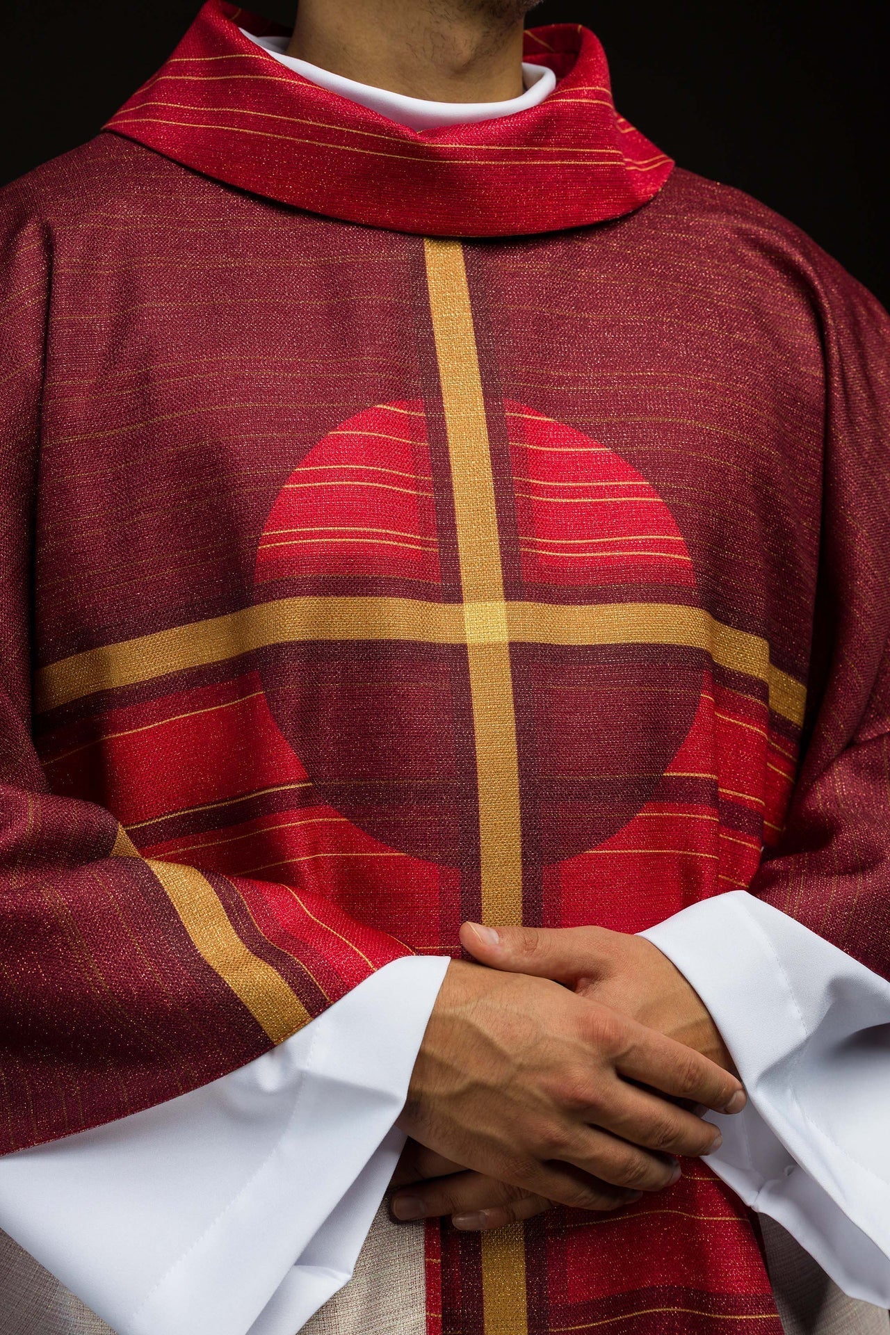 Ornat Liturgiczny Czerwony Drukowany Krzyż - Elegancki Symbolizm - SZATYLITURGICZNE.PL