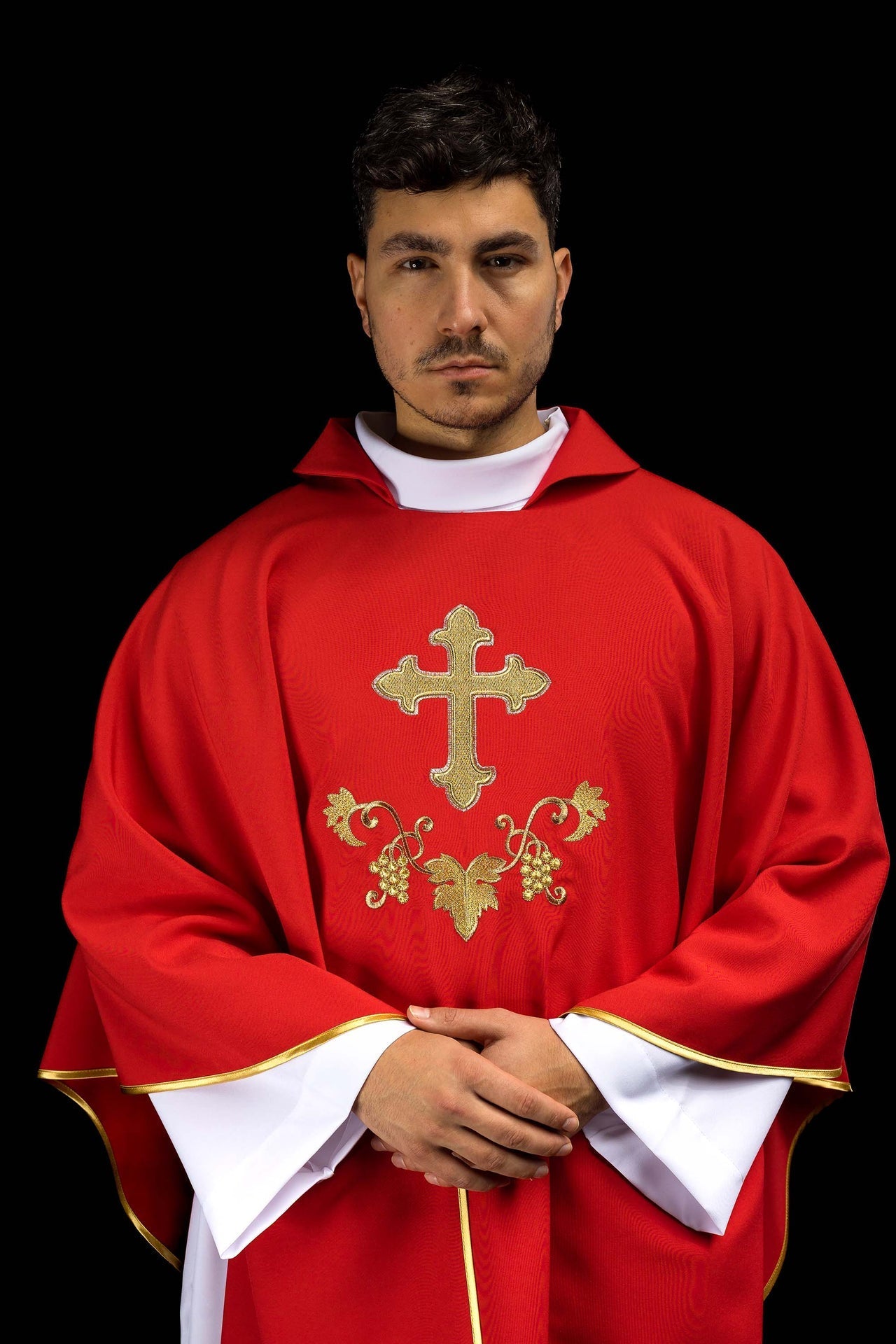 Ornat Liturgiczny Czerwony Haftowany Krzyżem i Złotą Lamówką - SZATYLITURGICZNE.PL