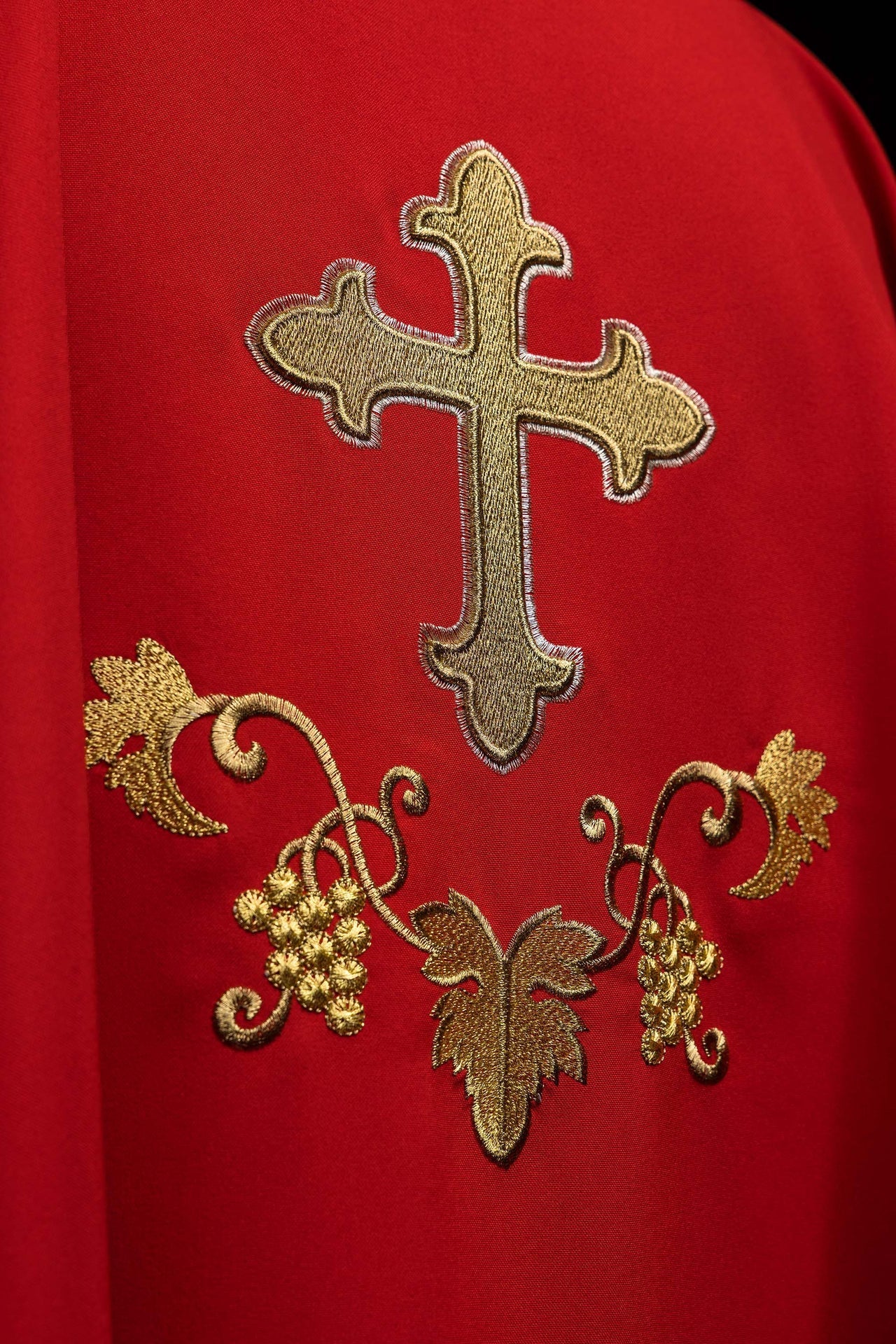 Ornat Liturgiczny Czerwony Haftowany Krzyżem i Złotą Lamówką - SZATYLITURGICZNE.PL