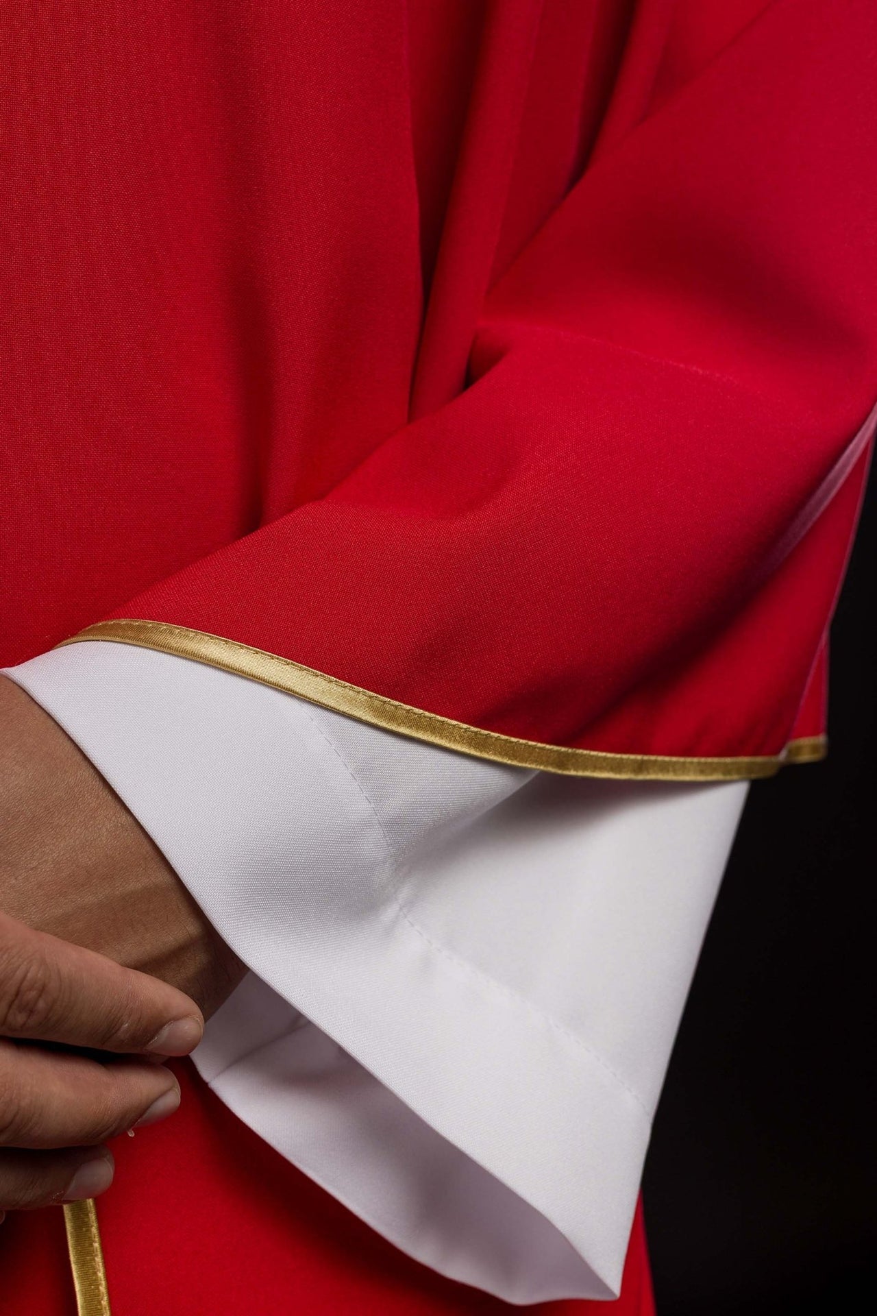 Ornat Liturgiczny Czerwony Haftowany Krzyżem Złotą Nicią - SZATYLITURGICZNE.PL