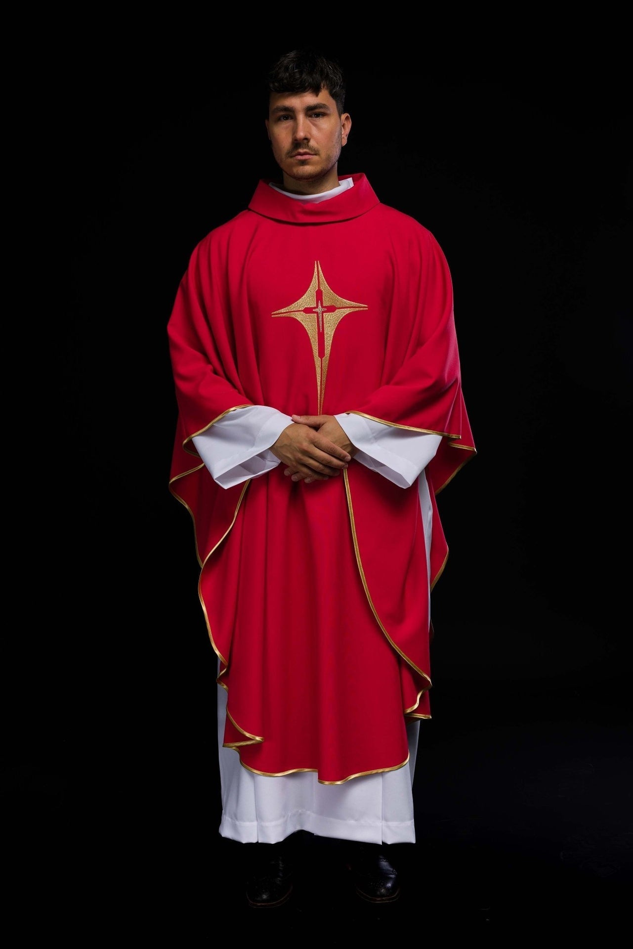 Ornat Liturgiczny Czerwony Haftowany Krzyżem Złotą Nicią - SZATYLITURGICZNE.PL