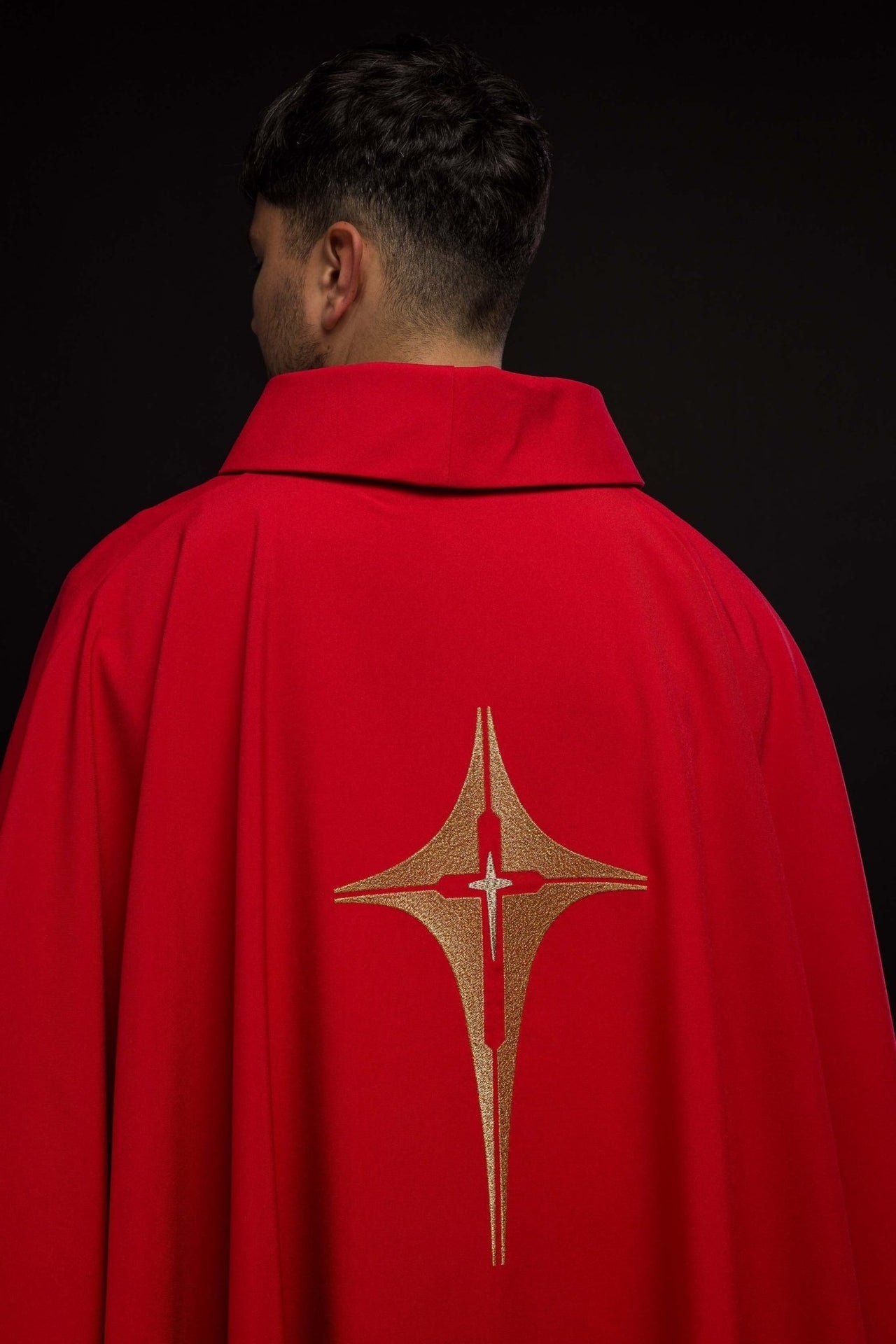 Ornat Liturgiczny Czerwony Haftowany Krzyżem Złotą Nicią - SZATYLITURGICZNE.PL