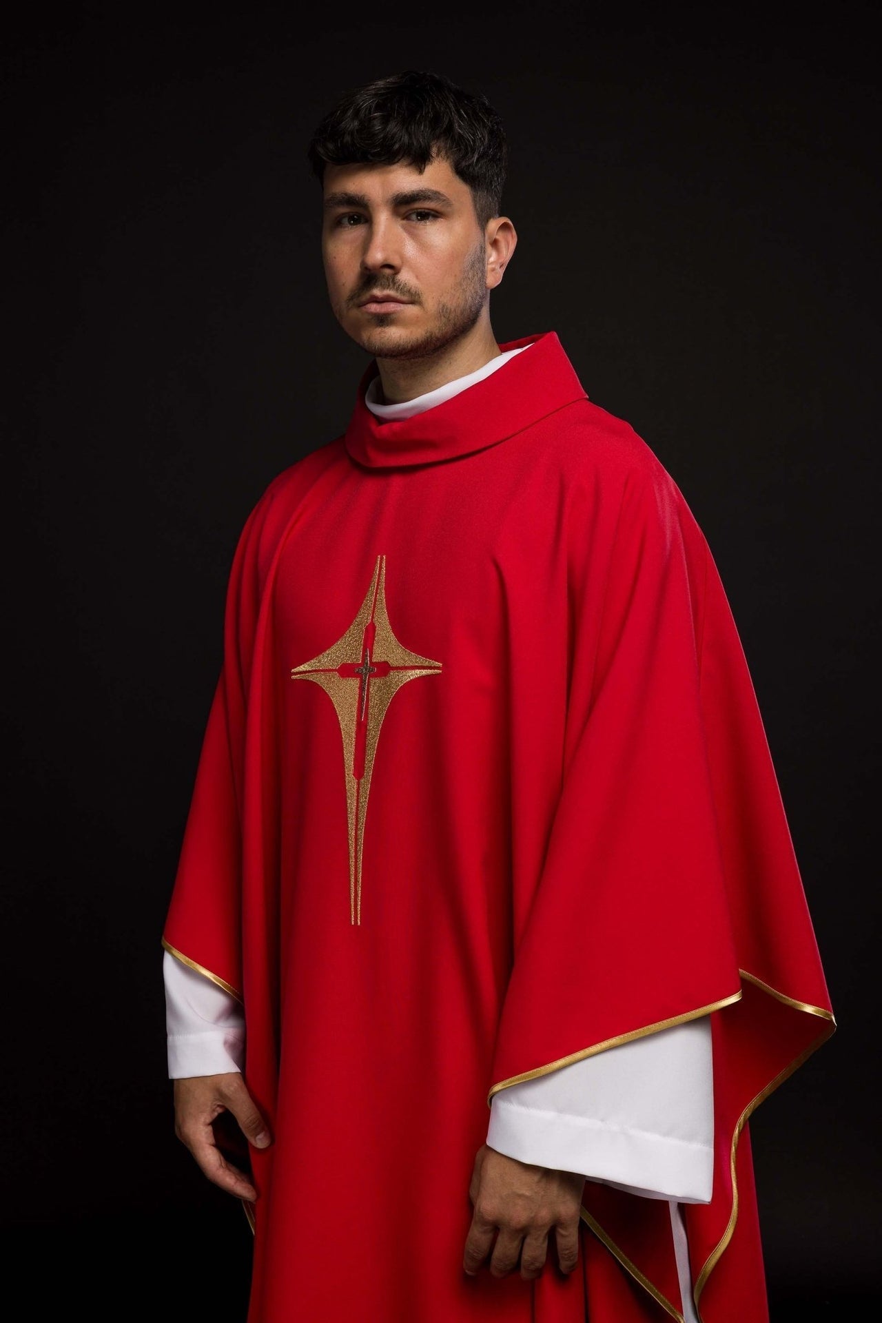 Ornat Liturgiczny Czerwony Haftowany Krzyżem Złotą Nicią - SZATYLITURGICZNE.PL