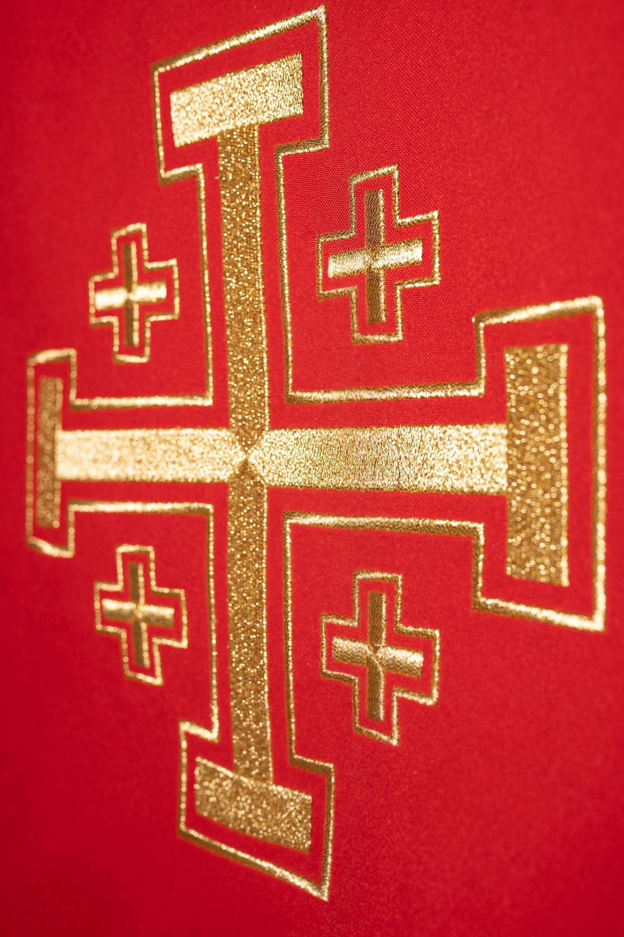 Ornat Liturgiczny Czerwony Haftowany Krzyżem Złotą Nicią - SZATYLITURGICZNE.PL