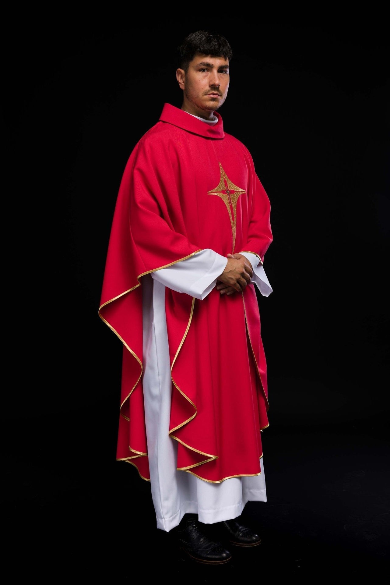 Ornat Liturgiczny Czerwony Haftowany Krzyżem Złotą Nicią - SZATYLITURGICZNE.PL