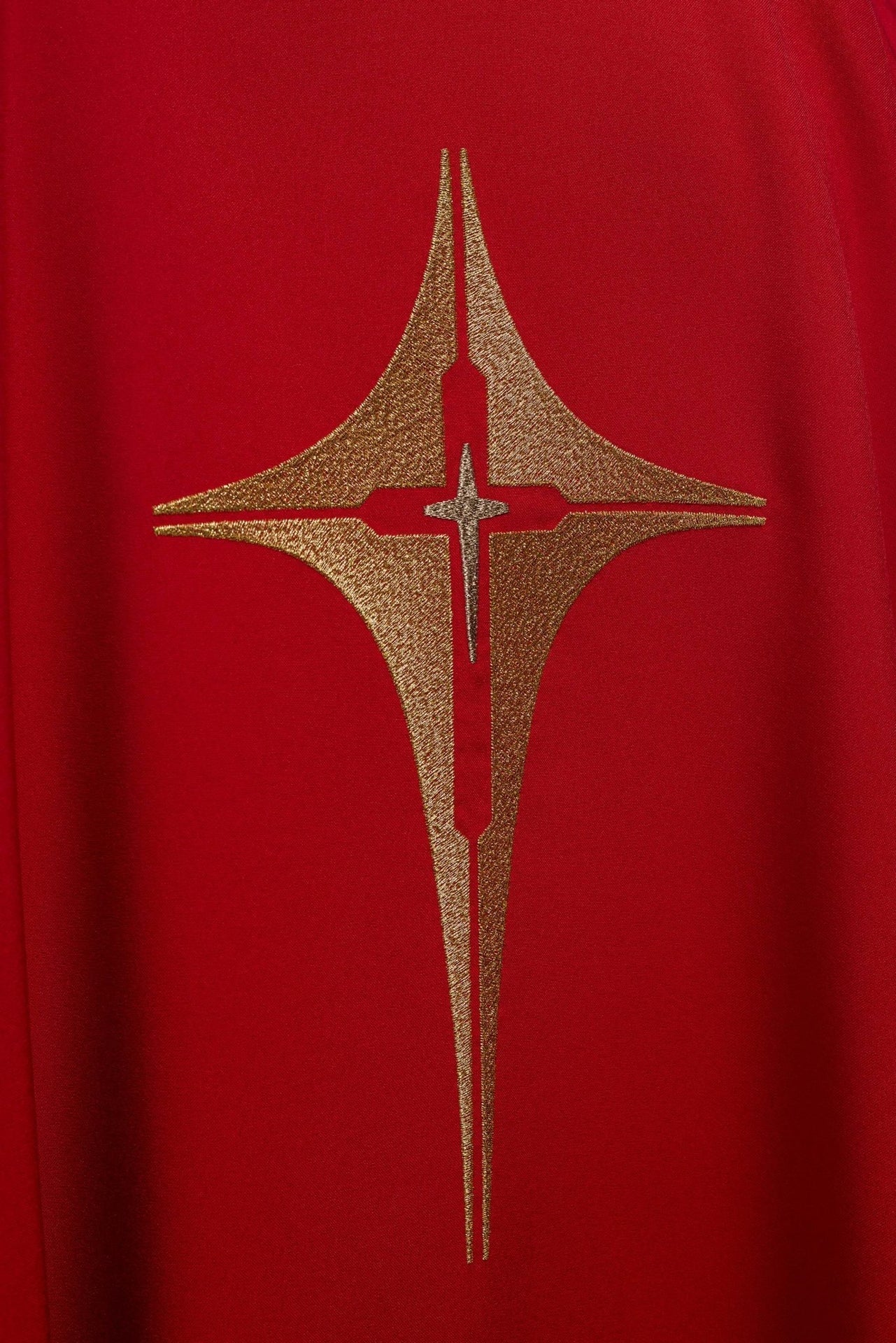 Ornat Liturgiczny Czerwony Haftowany Krzyżem Złotą Nicią - SZATYLITURGICZNE.PL
