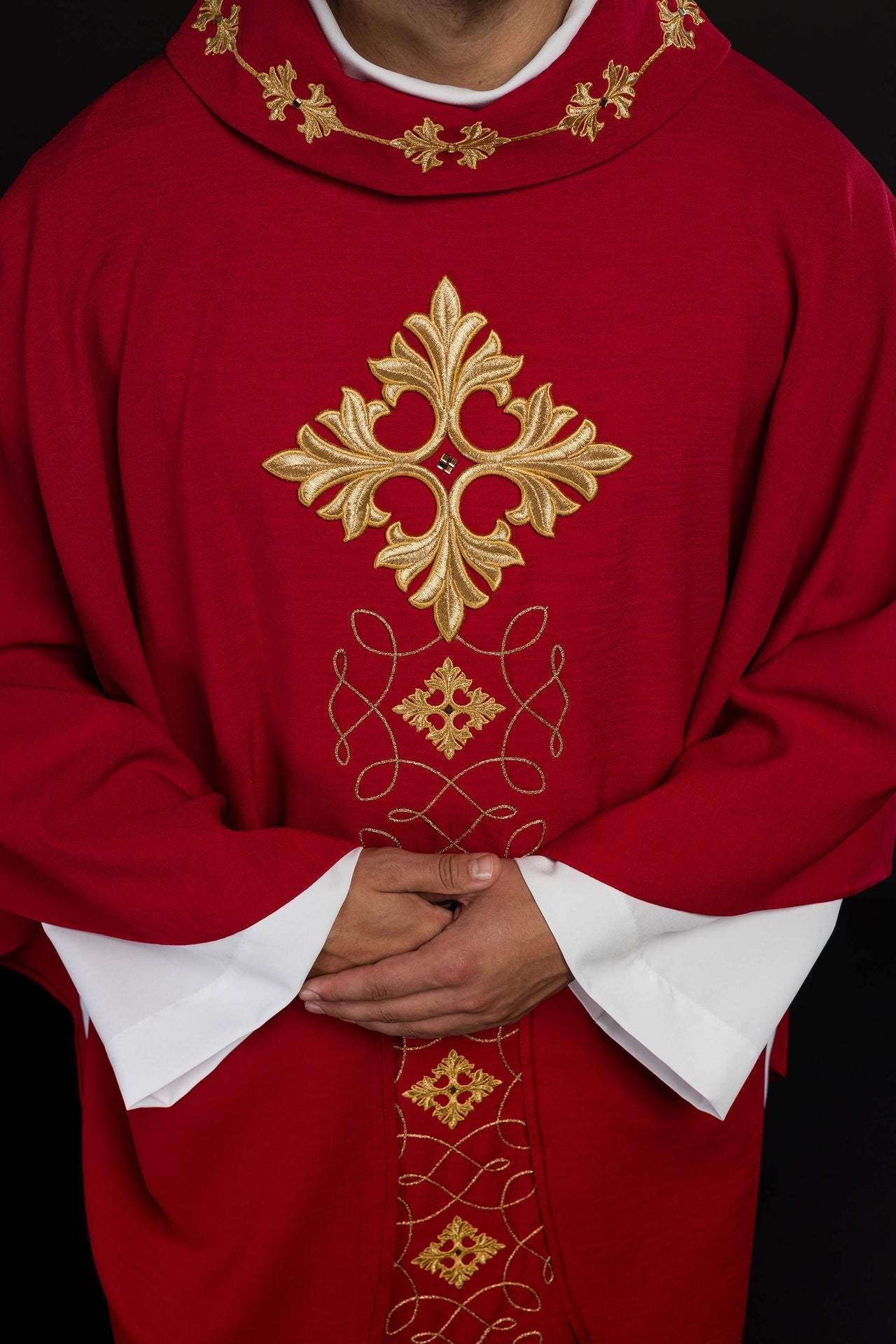 Ornat Liturgiczny Czerwony Haftowany Sznurkiem i Kamieniami - Polska Produkcja - SZATYLITURGICZNE.PL