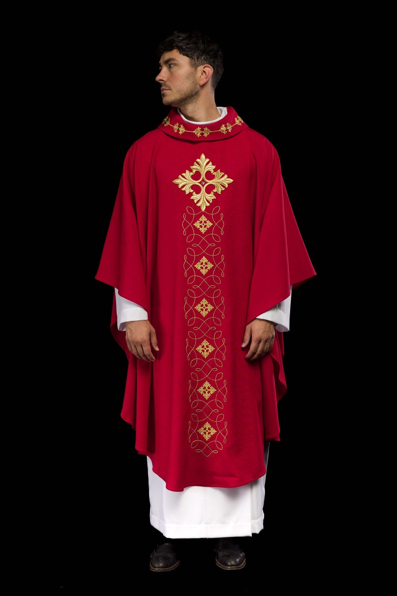 Ornat Liturgiczny Czerwony Haftowany Sznurkiem i Kamieniami - Polska Produkcja - SZATYLITURGICZNE.PL