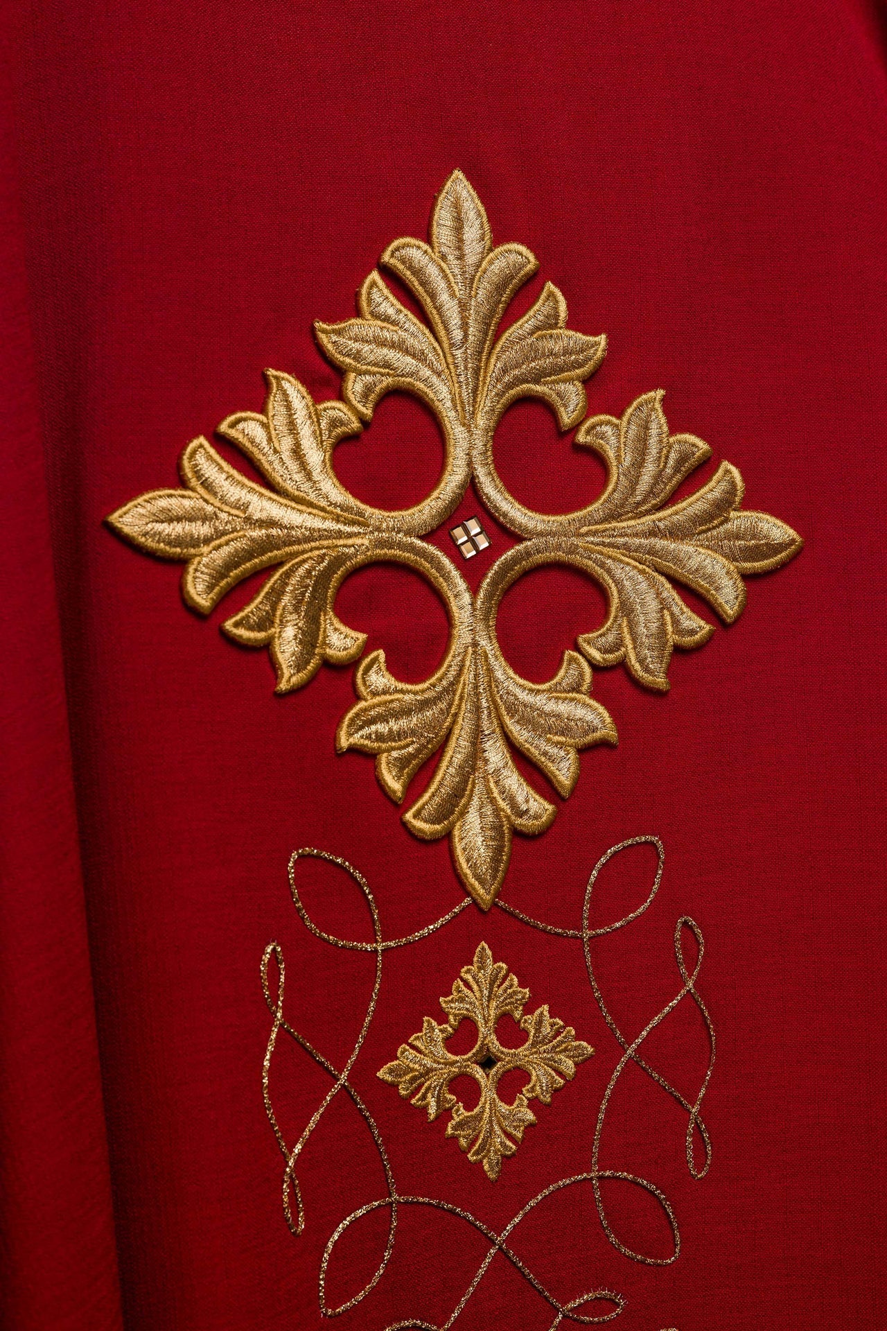 Ornat Liturgiczny Czerwony Haftowany Sznurkiem i Kamieniami - Polska Produkcja - SZATYLITURGICZNE.PL