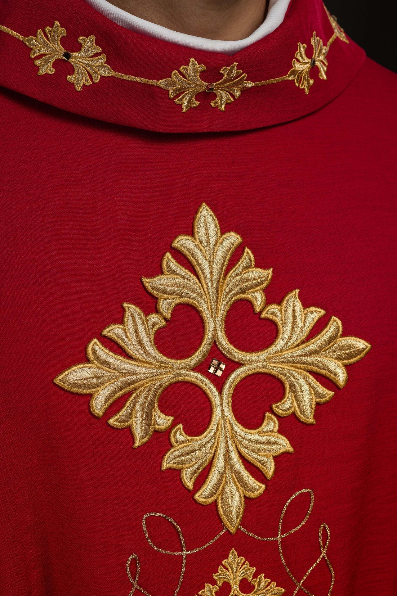 Ornat Liturgiczny Czerwony Haftowany Sznurkiem i Kamieniami - Polska Produkcja - SZATYLITURGICZNE.PL