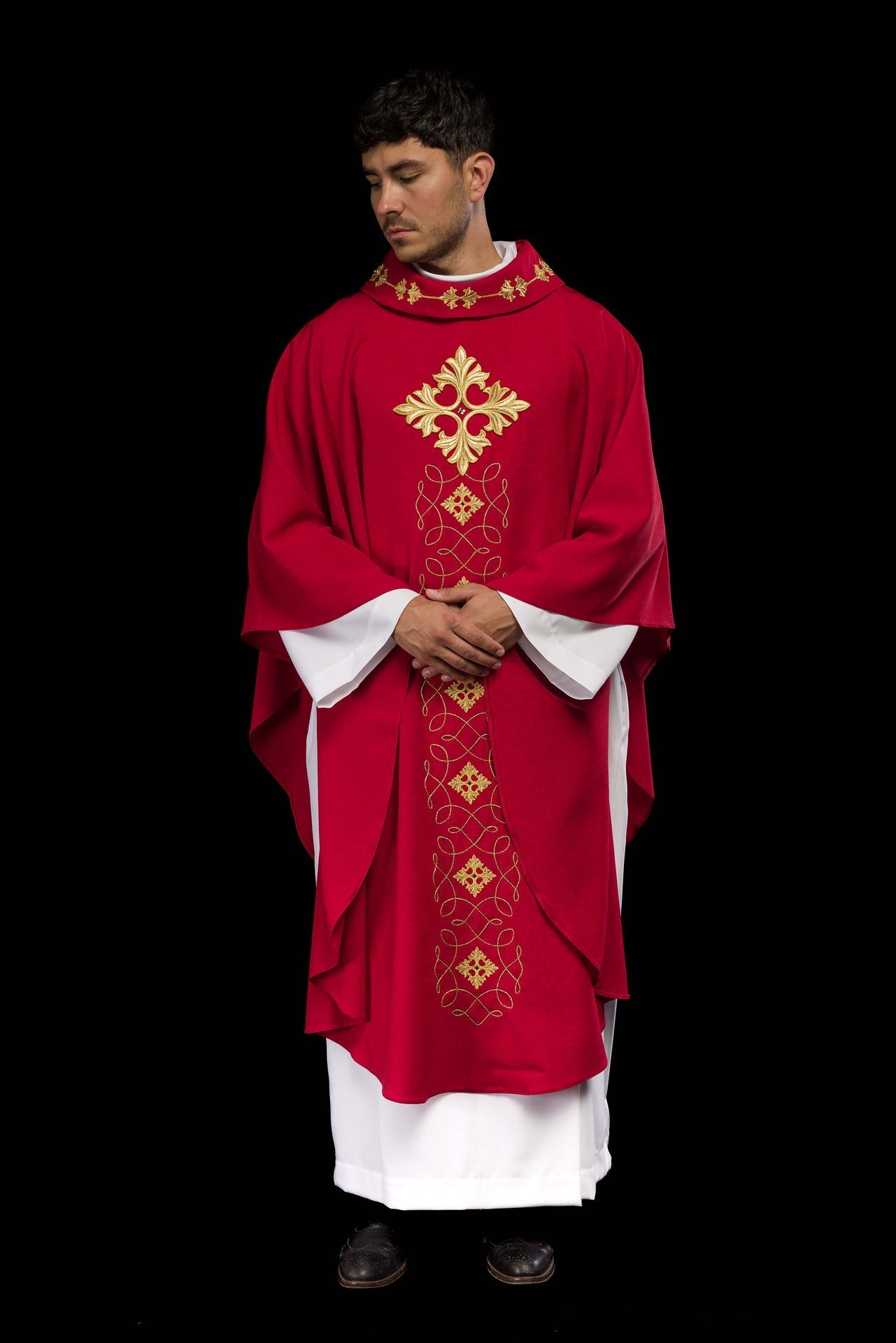 Ornat Liturgiczny Czerwony Haftowany Sznurkiem i Kamieniami - Polska Produkcja - SZATYLITURGICZNE.PL