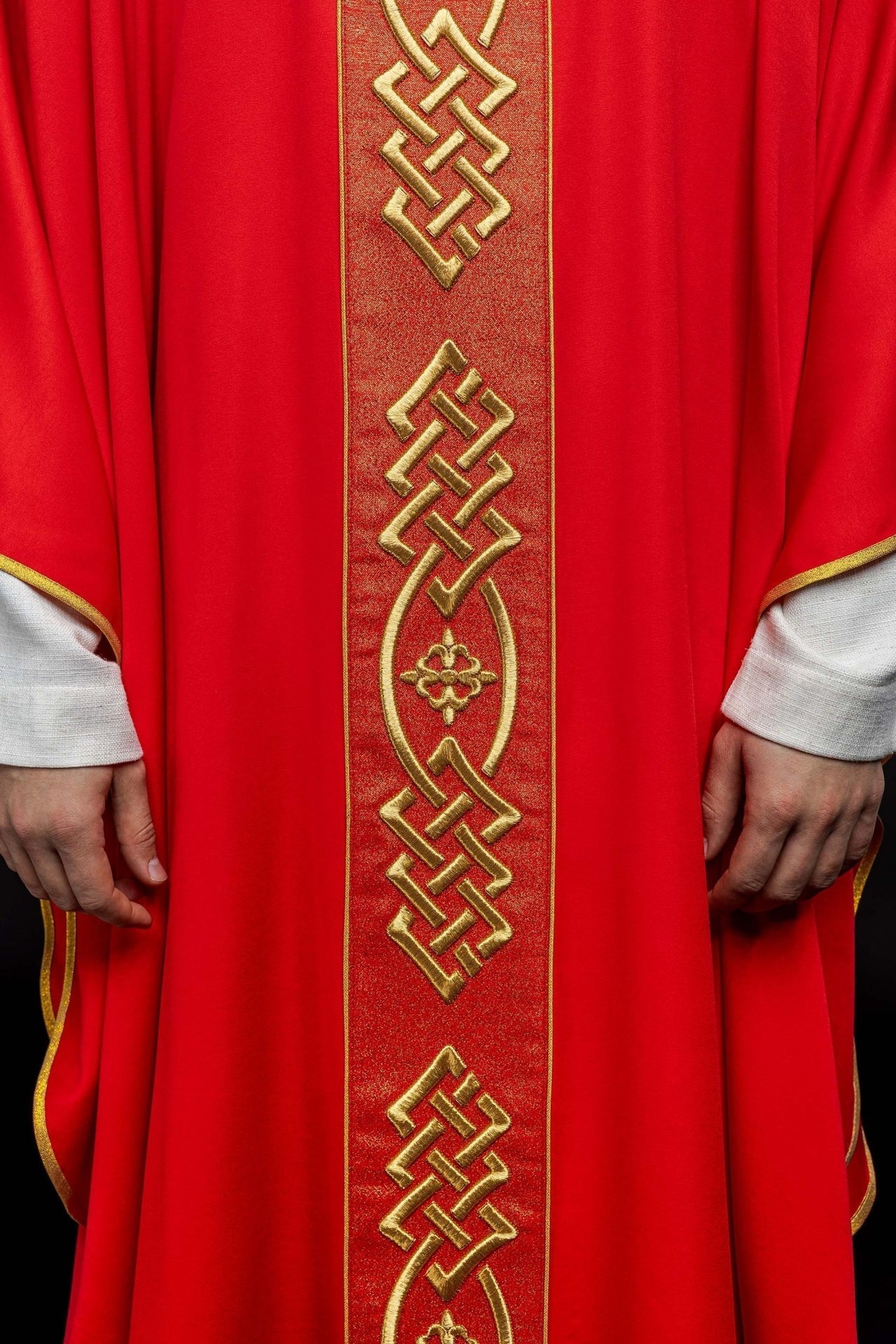 Ornat Liturgiczny Czerwony Haftowany Złotym Krzyżem - Polski Producent - SZATYLITURGICZNE.PL