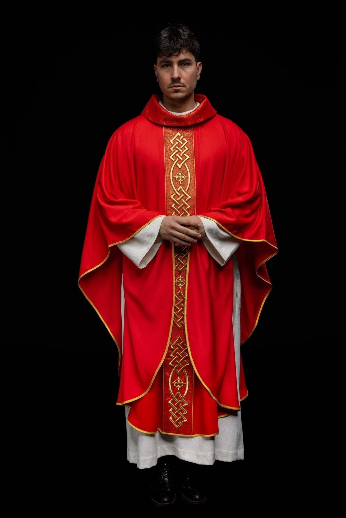 Ornat Liturgiczny Czerwony Haftowany Złotym Krzyżem - Polski Producent - SZATYLITURGICZNE.PL