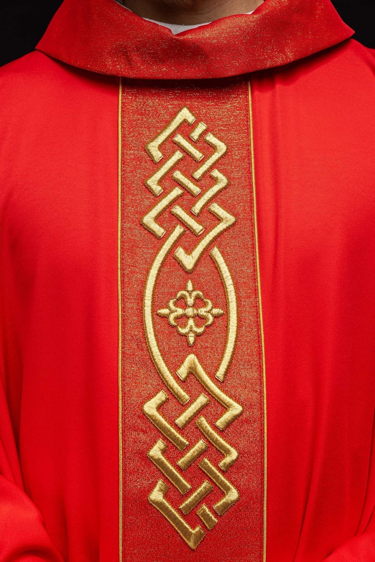Ornat Liturgiczny Czerwony Haftowany Złotym Krzyżem - Polski Producent - SZATYLITURGICZNE.PL