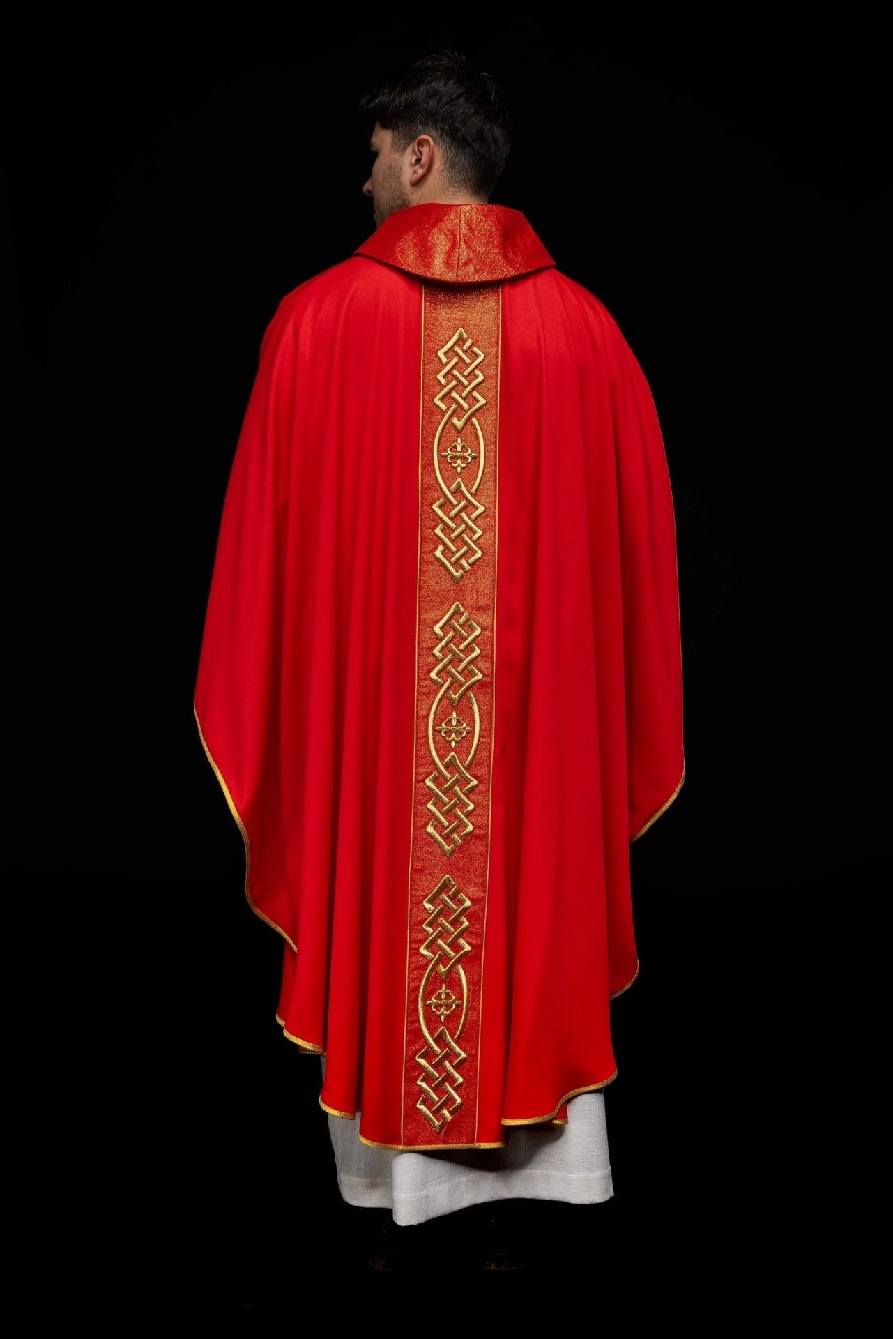 Ornat Liturgiczny Czerwony Haftowany Złotym Krzyżem - Polski Producent - SZATYLITURGICZNE.PL
