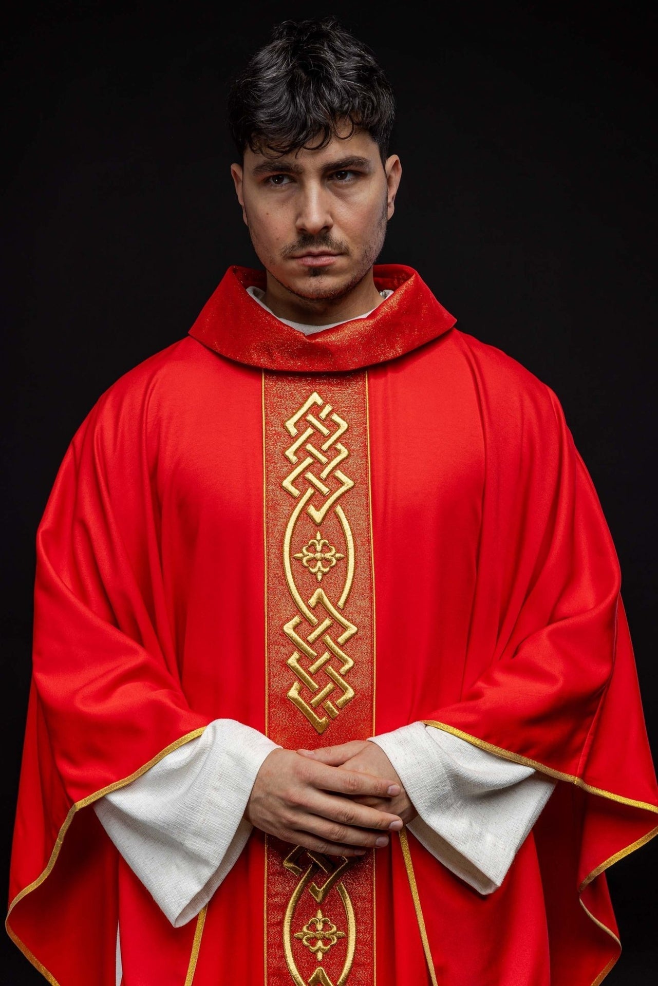 Ornat Liturgiczny Czerwony Haftowany Złotym Krzyżem - Polski Producent - SZATYLITURGICZNE.PL