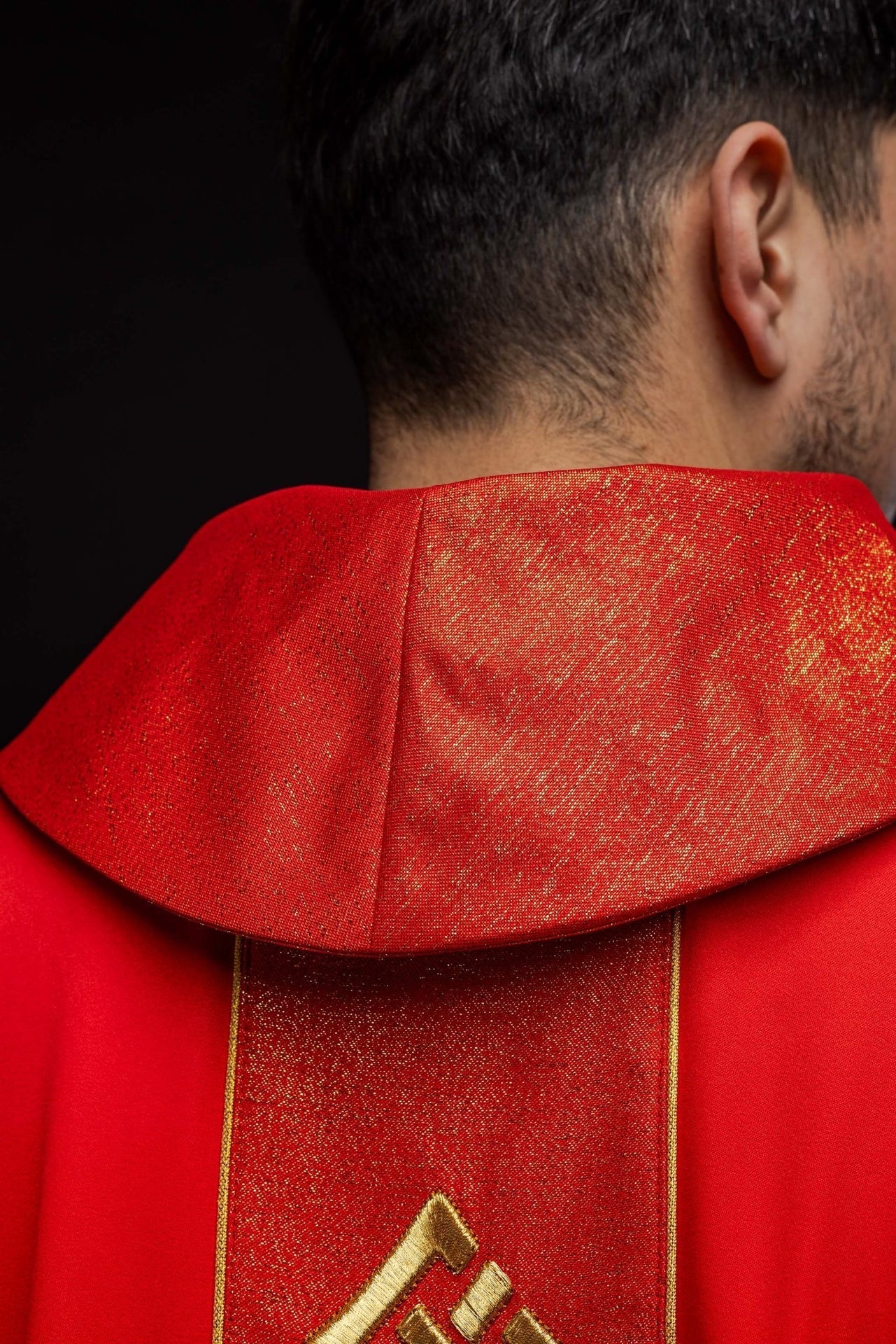 Ornat Liturgiczny Czerwony Haftowany Złotym Krzyżem - Polski Producent - SZATYLITURGICZNE.PL