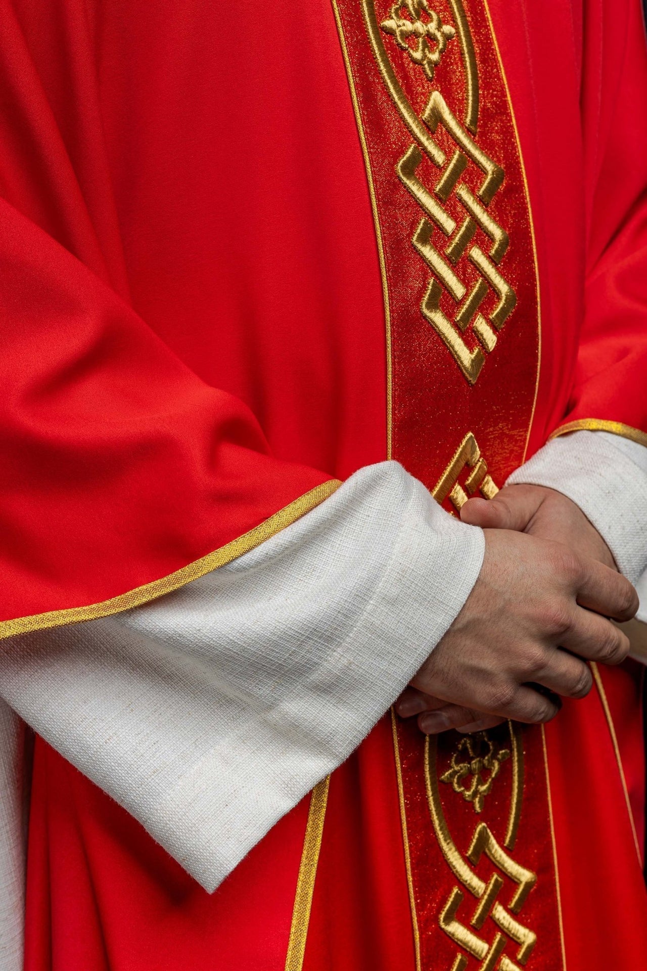 Ornat Liturgiczny Czerwony Haftowany Złotym Krzyżem - Polski Producent - SZATYLITURGICZNE.PL
