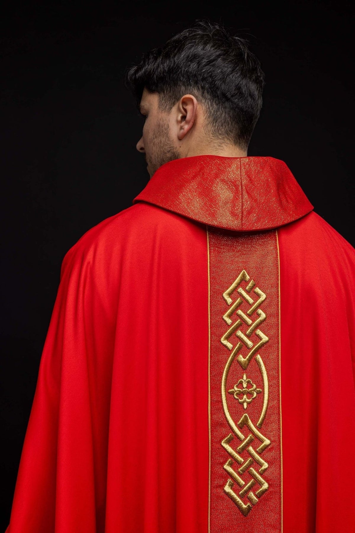Ornat Liturgiczny Czerwony Haftowany Złotym Krzyżem - Polski Producent - SZATYLITURGICZNE.PL