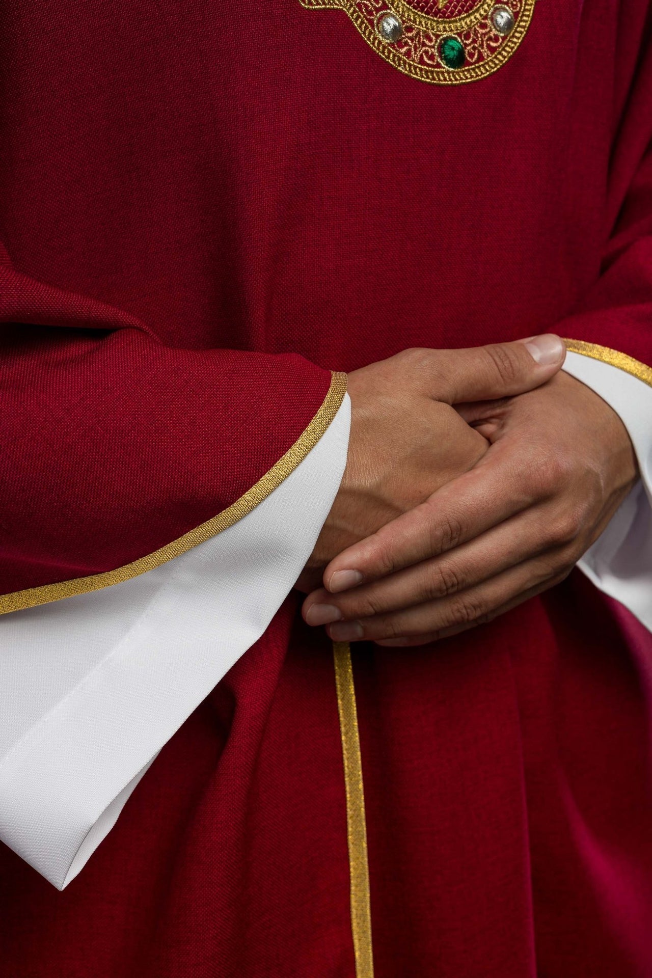 Ornat Liturgiczny Czerwony IHS - Bogato Haftowany Pas i Lamówka - SZATYLITURGICZNE.PL