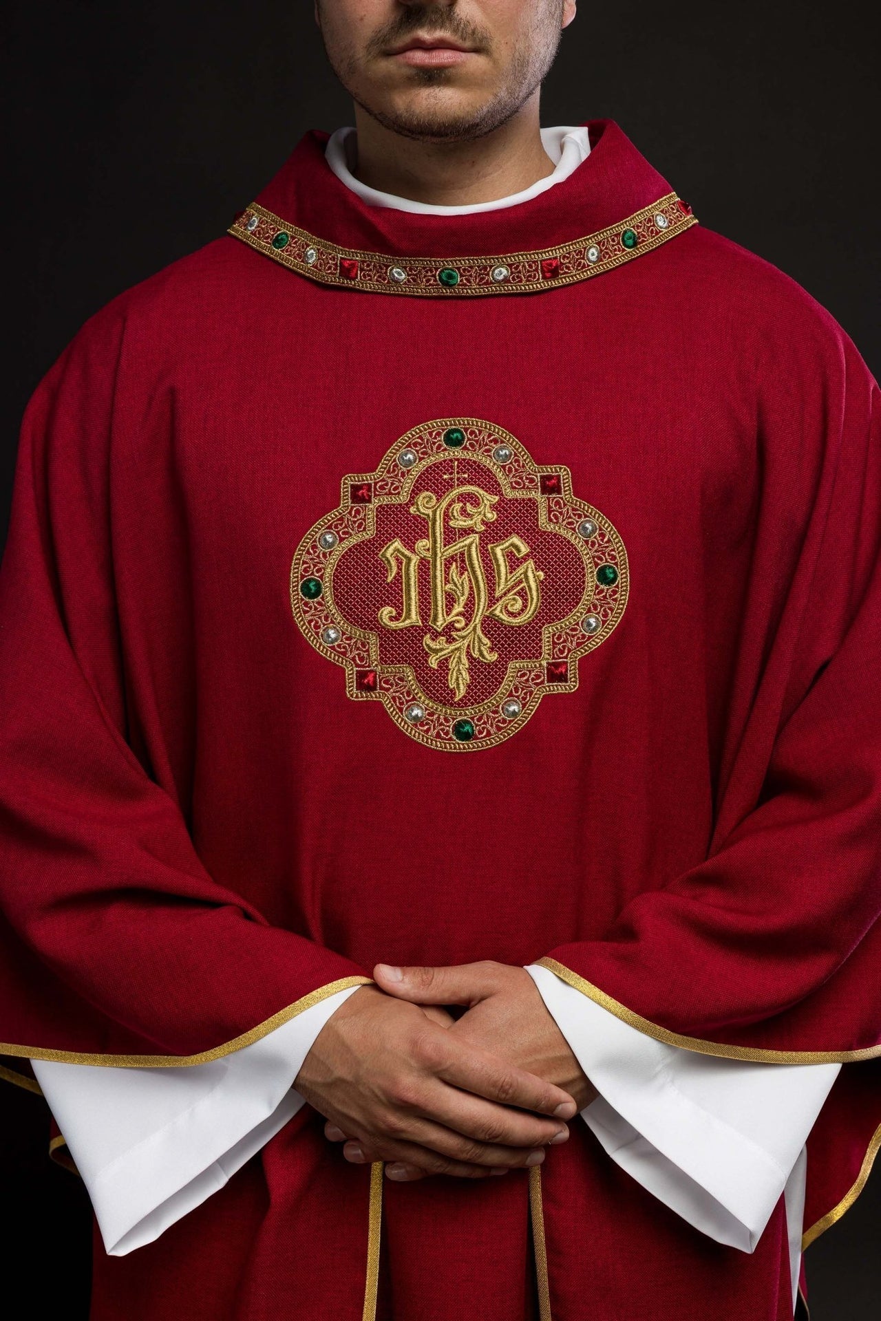 Ornat Liturgiczny Czerwony IHS - Bogato Haftowany Pas i Lamówka - SZATYLITURGICZNE.PL