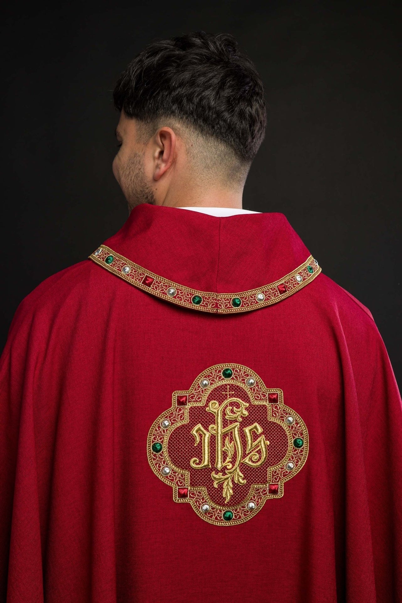 Ornat Liturgiczny Czerwony IHS - Bogato Haftowany Pas i Lamówka - SZATYLITURGICZNE.PL