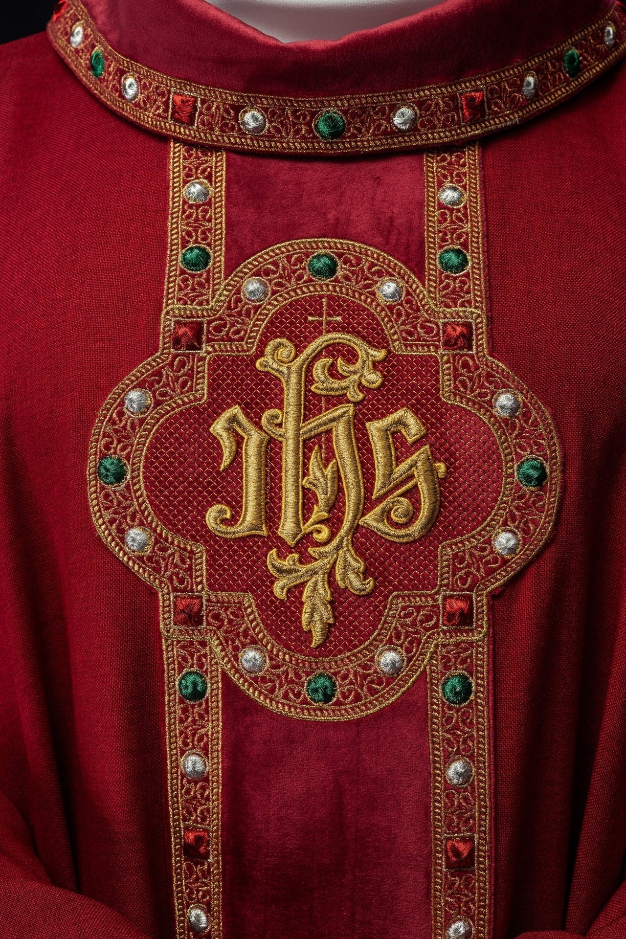 Ornat Liturgiczny Czerwony IHS Haftowany - Elegancki Pas i Lamówka - SZATYLITURGICZNE.PL
