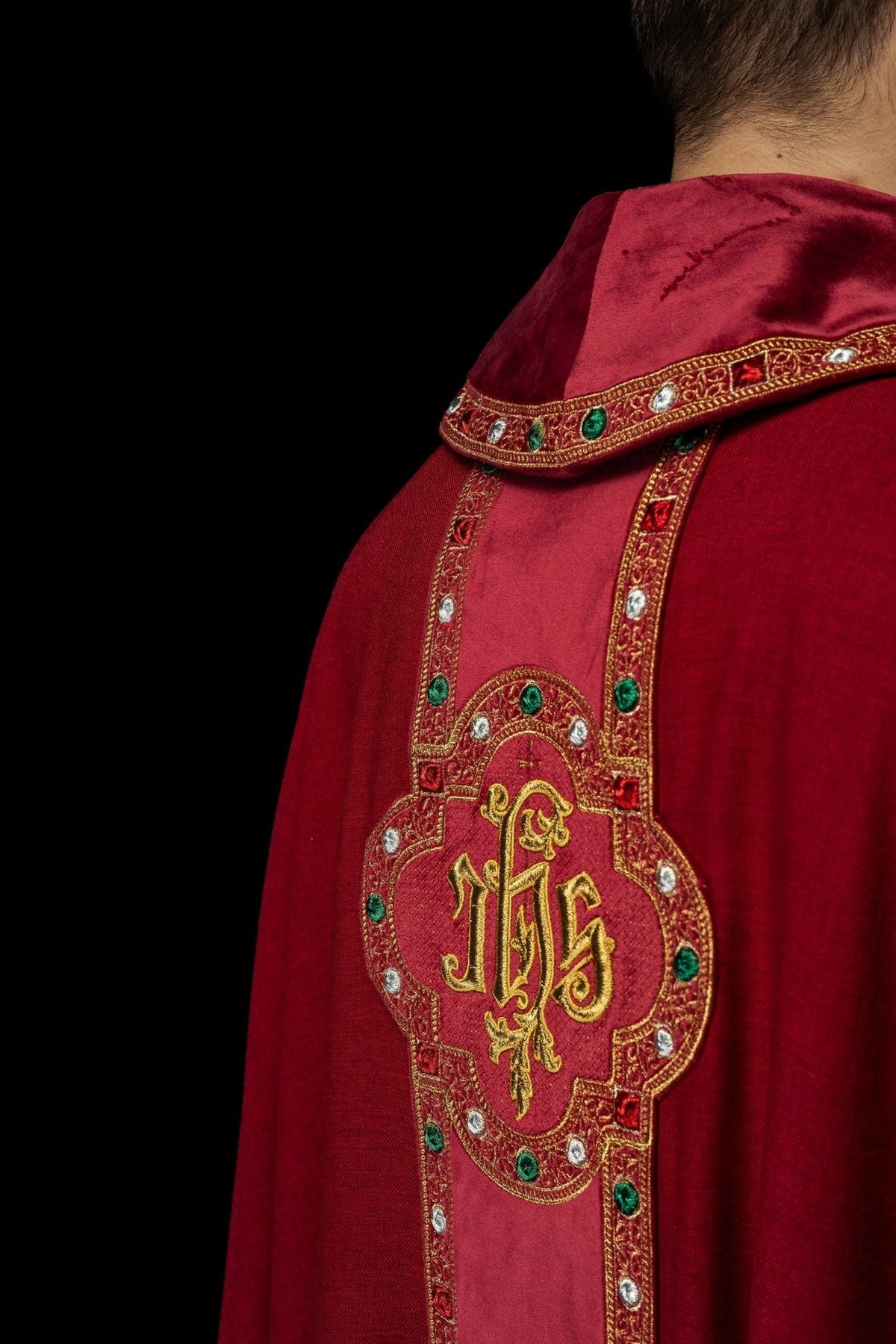 Ornat Liturgiczny Czerwony IHS Haftowany - Elegancki Pas i Lamówka - SZATYLITURGICZNE.PL