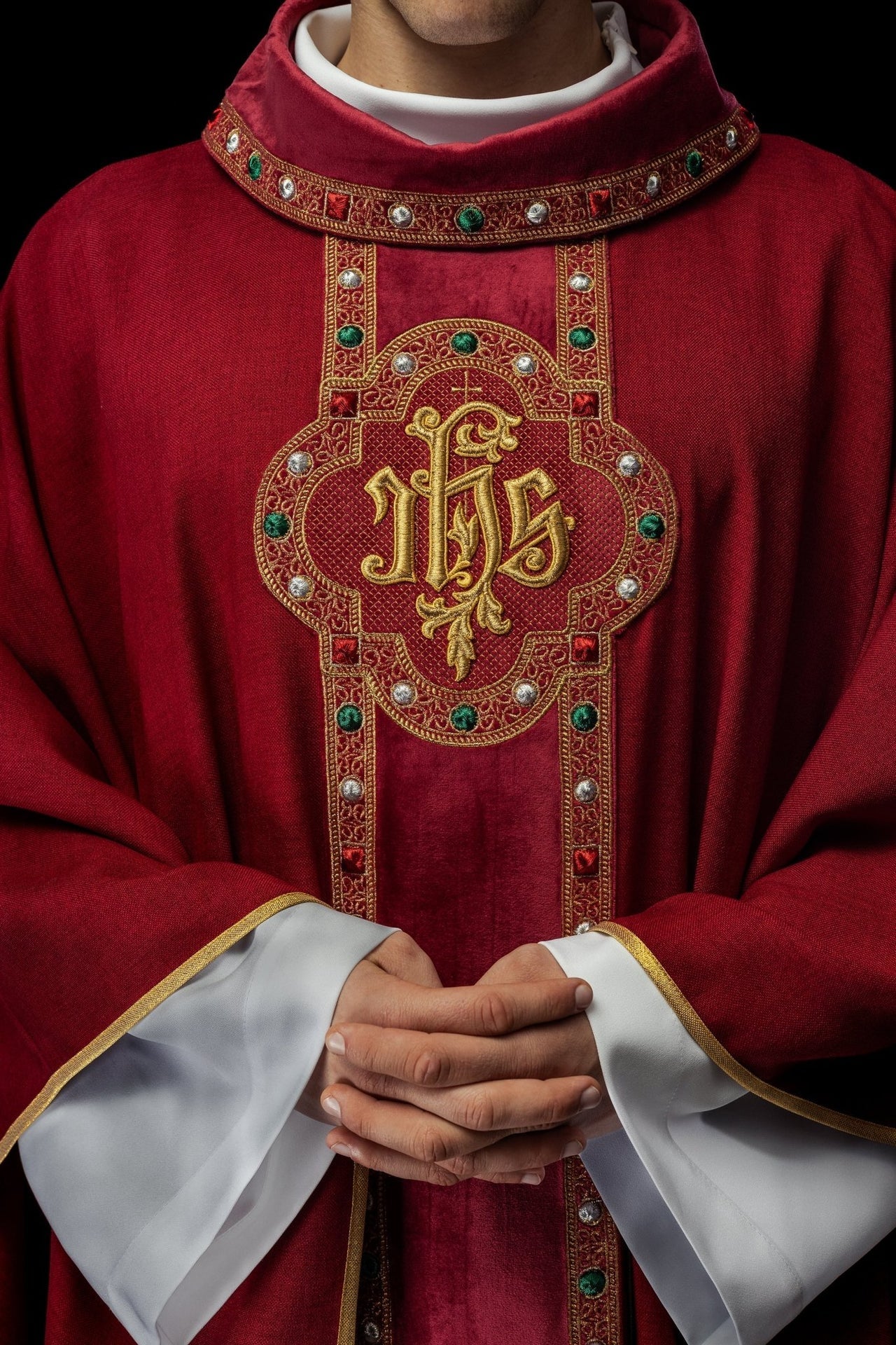 Ornat Liturgiczny Czerwony IHS Haftowany - Elegancki Pas i Lamówka - SZATYLITURGICZNE.PL