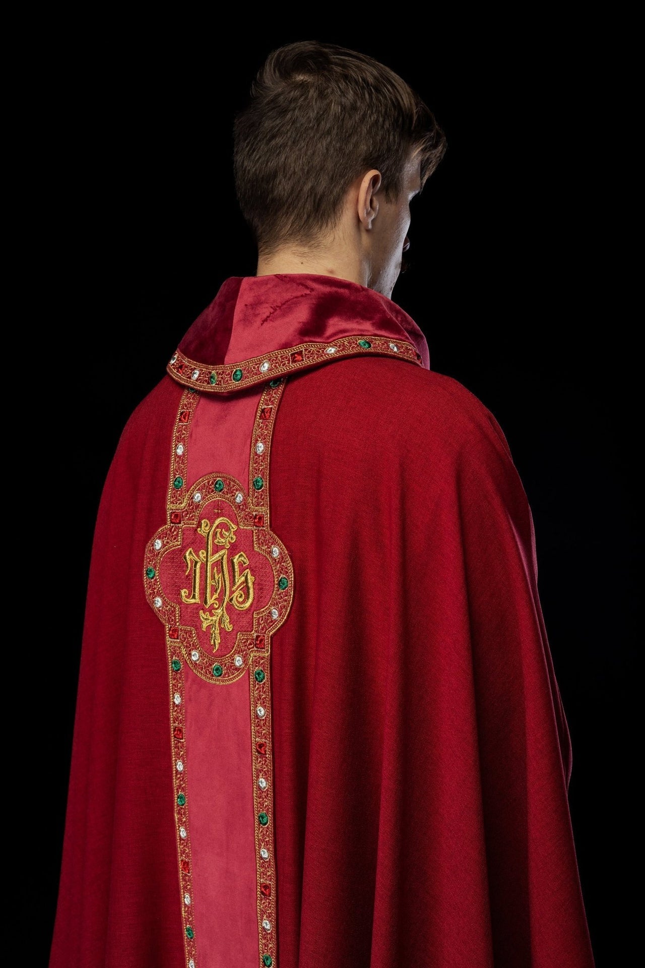 Ornat Liturgiczny Czerwony IHS Haftowany - Elegancki Pas i Lamówka - SZATYLITURGICZNE.PL