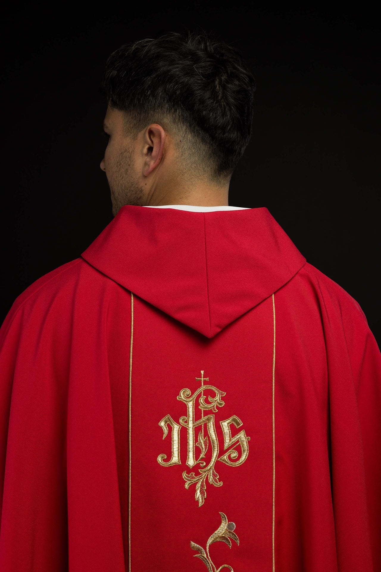 Ornat Liturgiczny Czerwony IHS Haftowany - Polski Producent - SZATYLITURGICZNE.PL