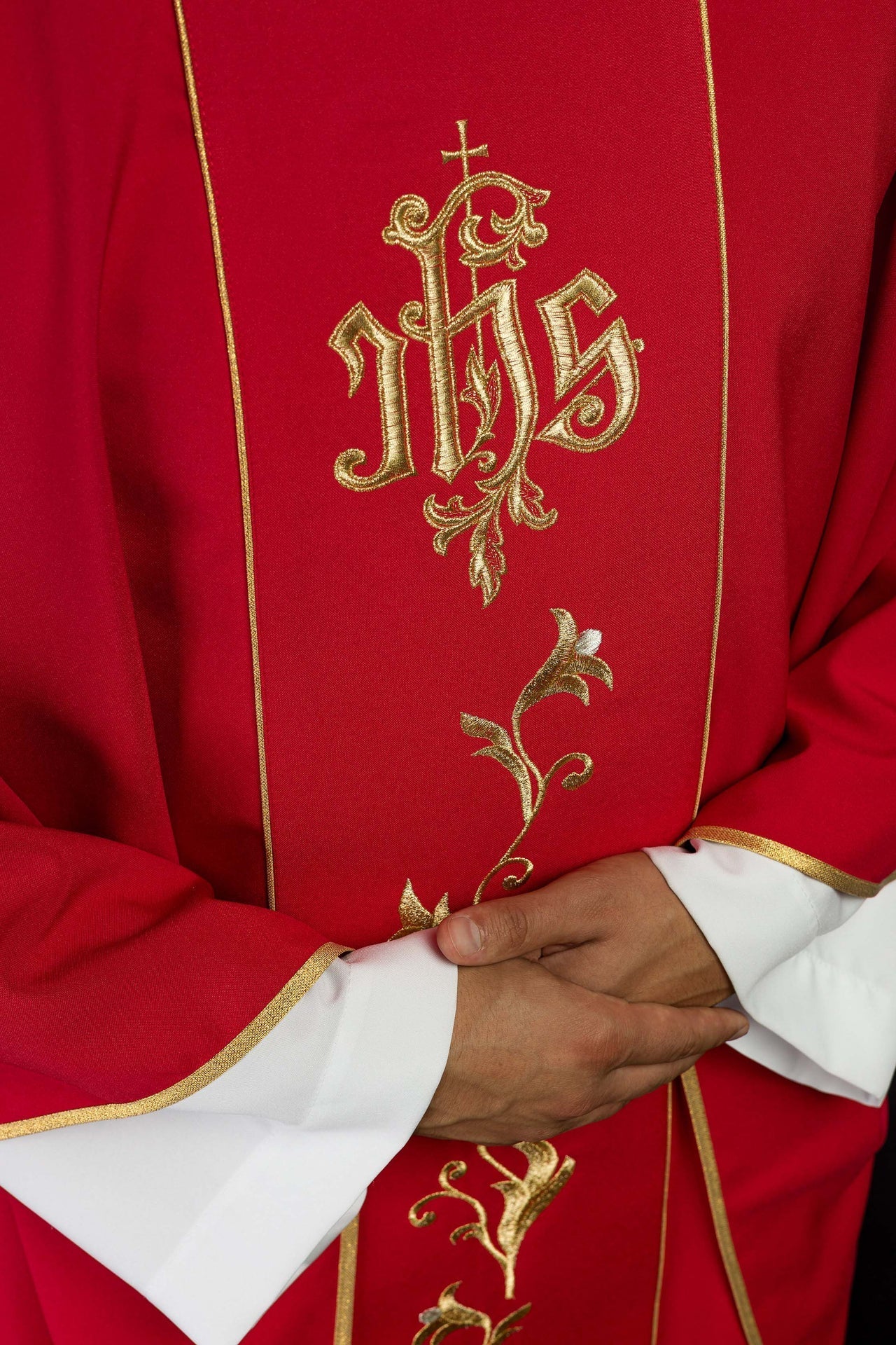 Ornat Liturgiczny Czerwony IHS Haftowany - Polski Producent - SZATYLITURGICZNE.PL