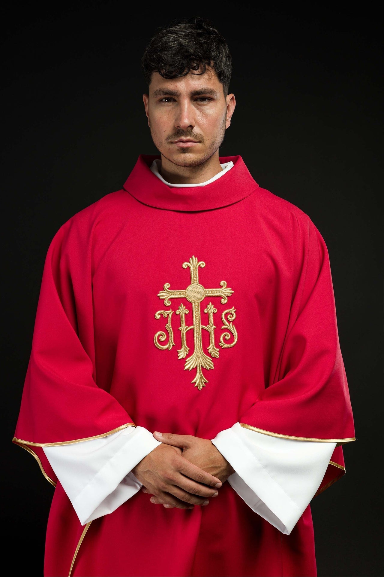 Ornat Liturgiczny Czerwony IHS Haftowany Złotą Nicią - SZATYLITURGICZNE.PL