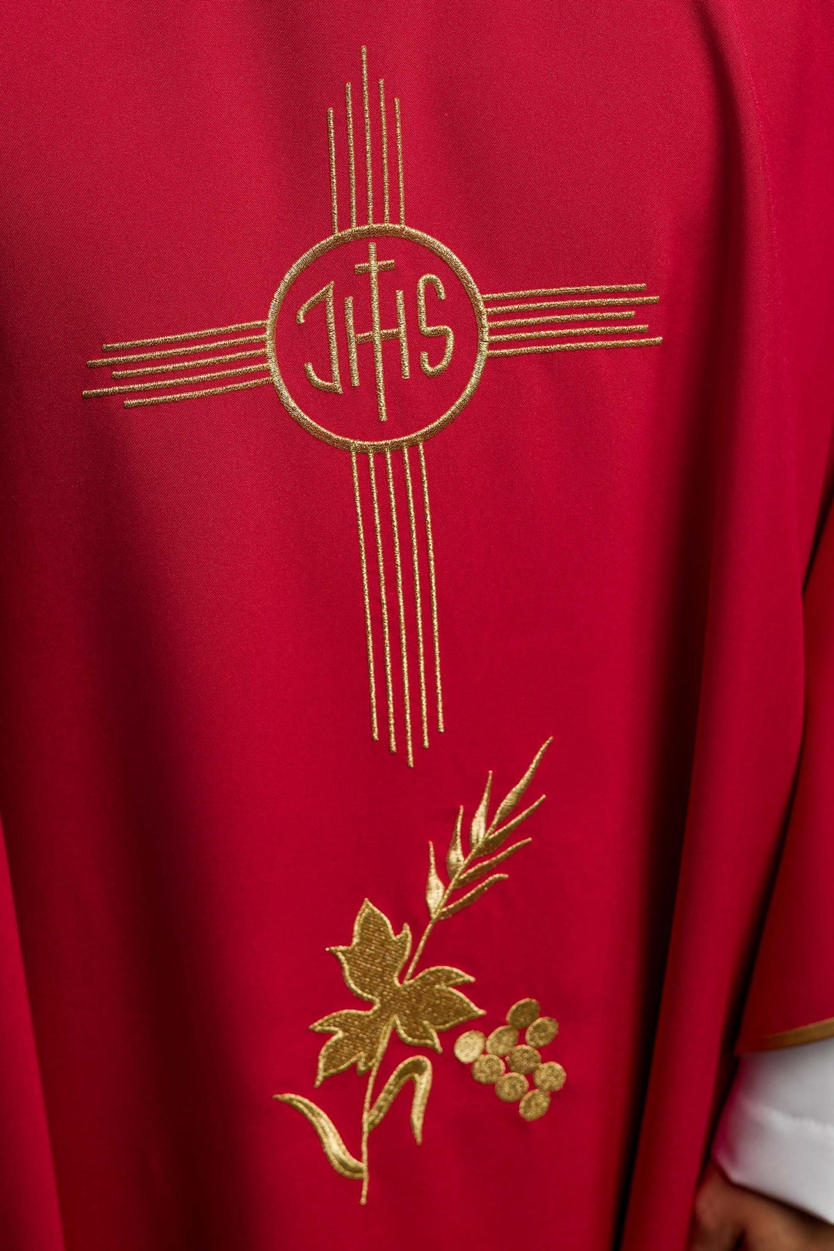 Ornat Liturgiczny Czerwony IHS Haftowany Złotą Nicią - Kołnierz Karo - SZATYLITURGICZNE.PL