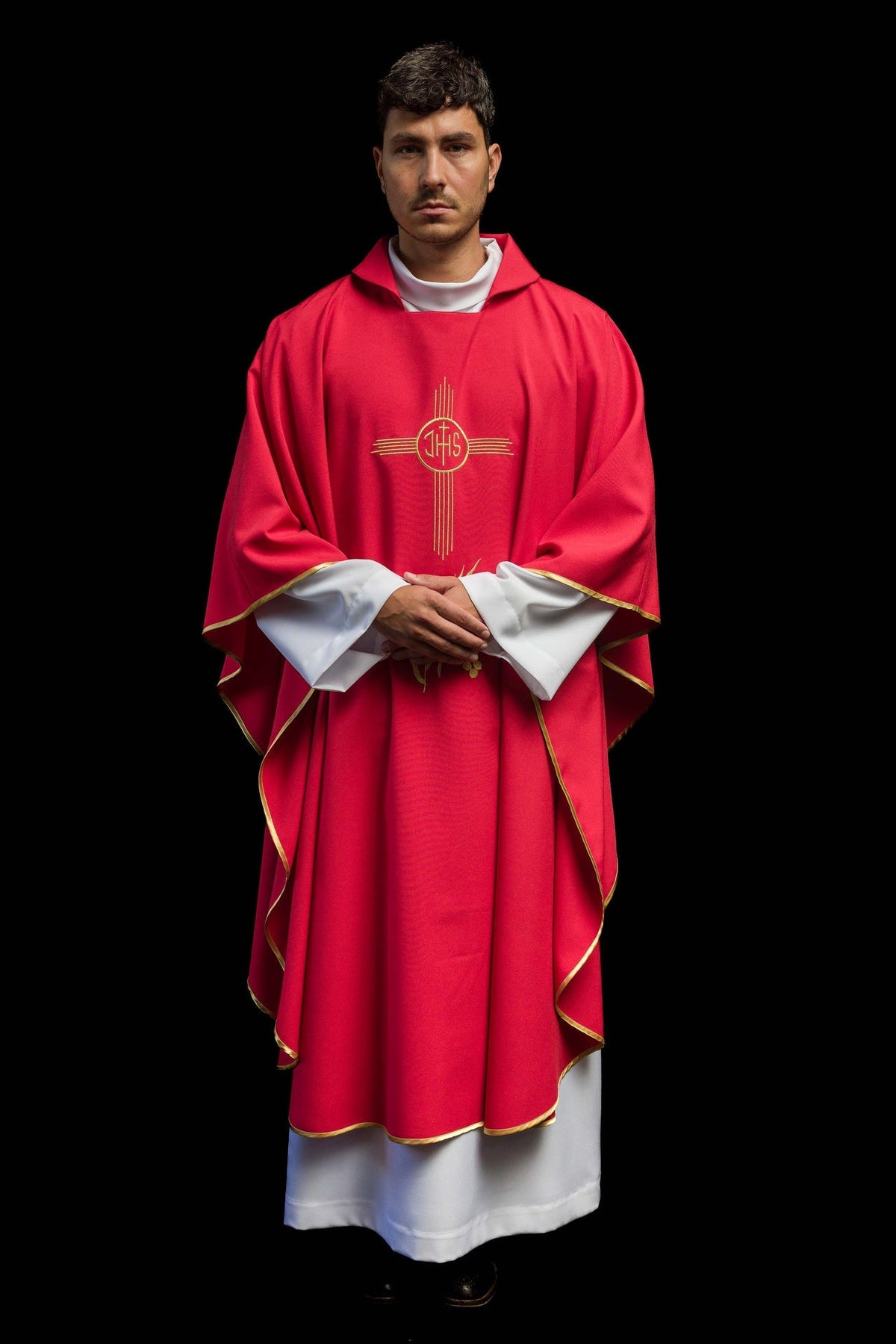 Ornat Liturgiczny Czerwony IHS Haftowany Złotą Nicią - Kołnierz Karo - SZATYLITURGICZNE.PL