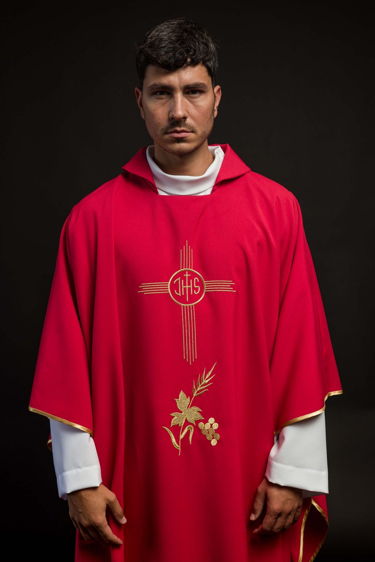 Ornat Liturgiczny Czerwony IHS Haftowany Złotą Nicią - Kołnierz Karo - SZATYLITURGICZNE.PL