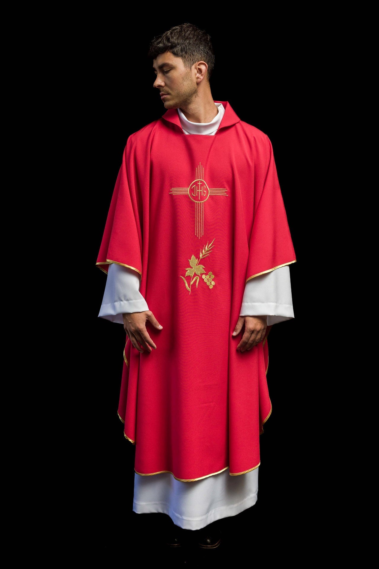 Ornat Liturgiczny Czerwony IHS Haftowany Złotą Nicią - Kołnierz Karo - SZATYLITURGICZNE.PL
