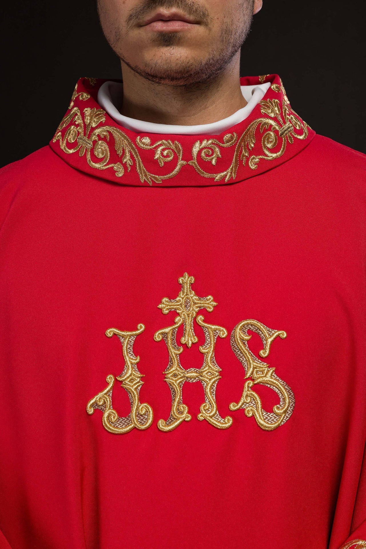Ornat Liturgiczny Czerwony IHS Złoty Haft - Polska Produkcja - SZATYLITURGICZNE.PL