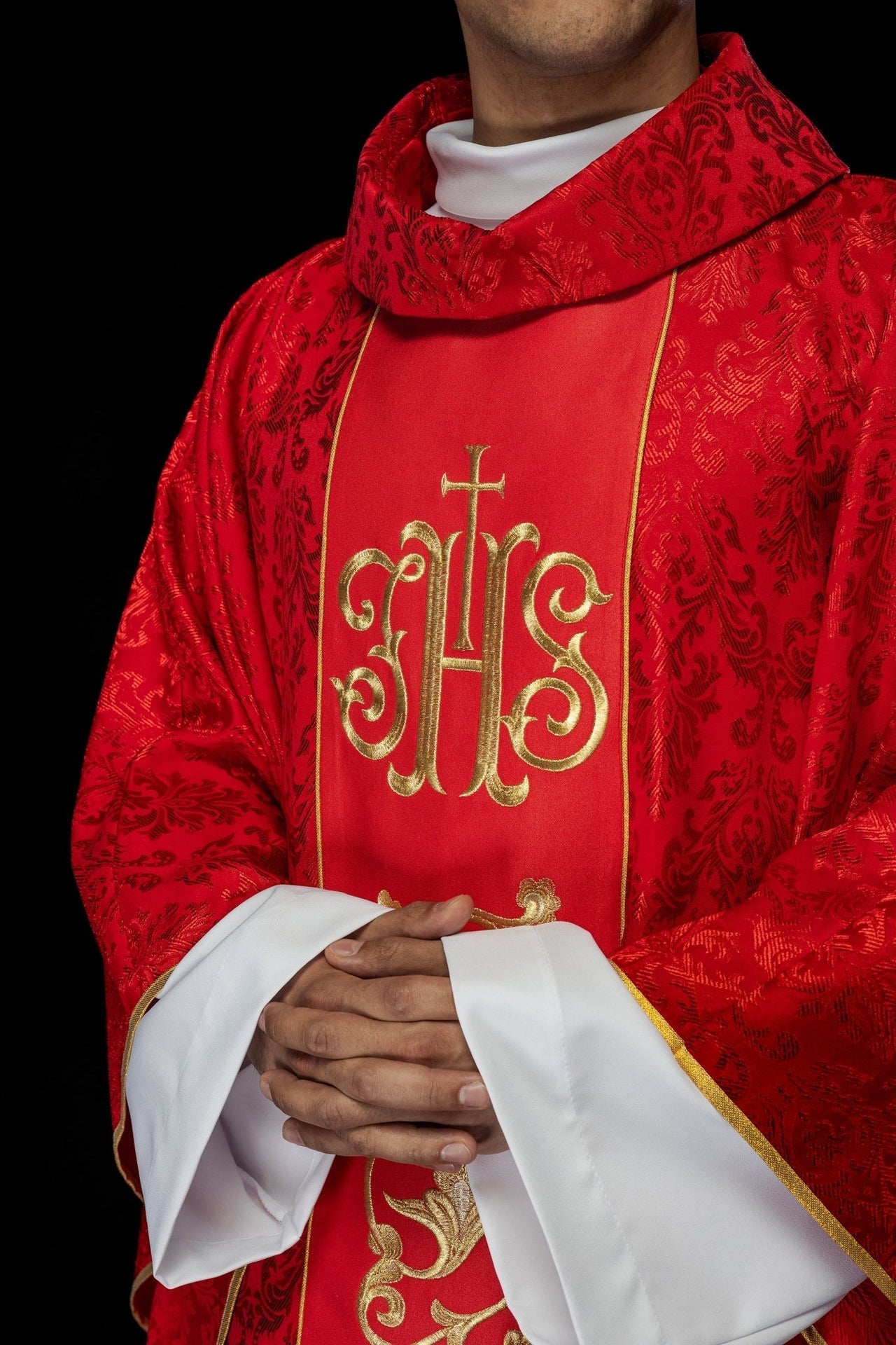 Ornat Liturgiczny Czerwony IHS Złoty Haft - Polski Producent - SZATYLITURGICZNE.PL