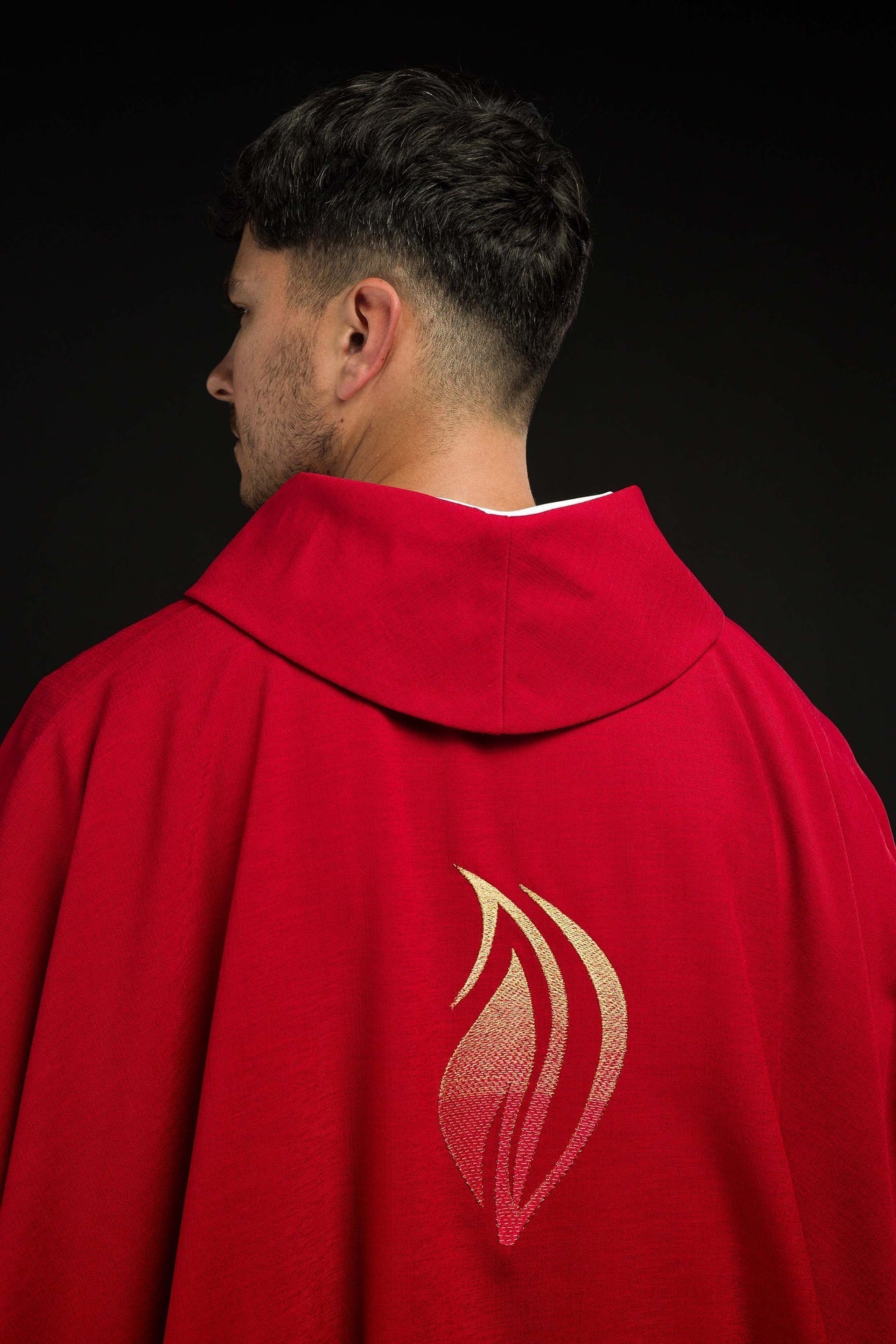 Ornat Liturgiczny Czerwony z Haftem Ducha Świętego - Elanowełna - SZATYLITURGICZNE.PL