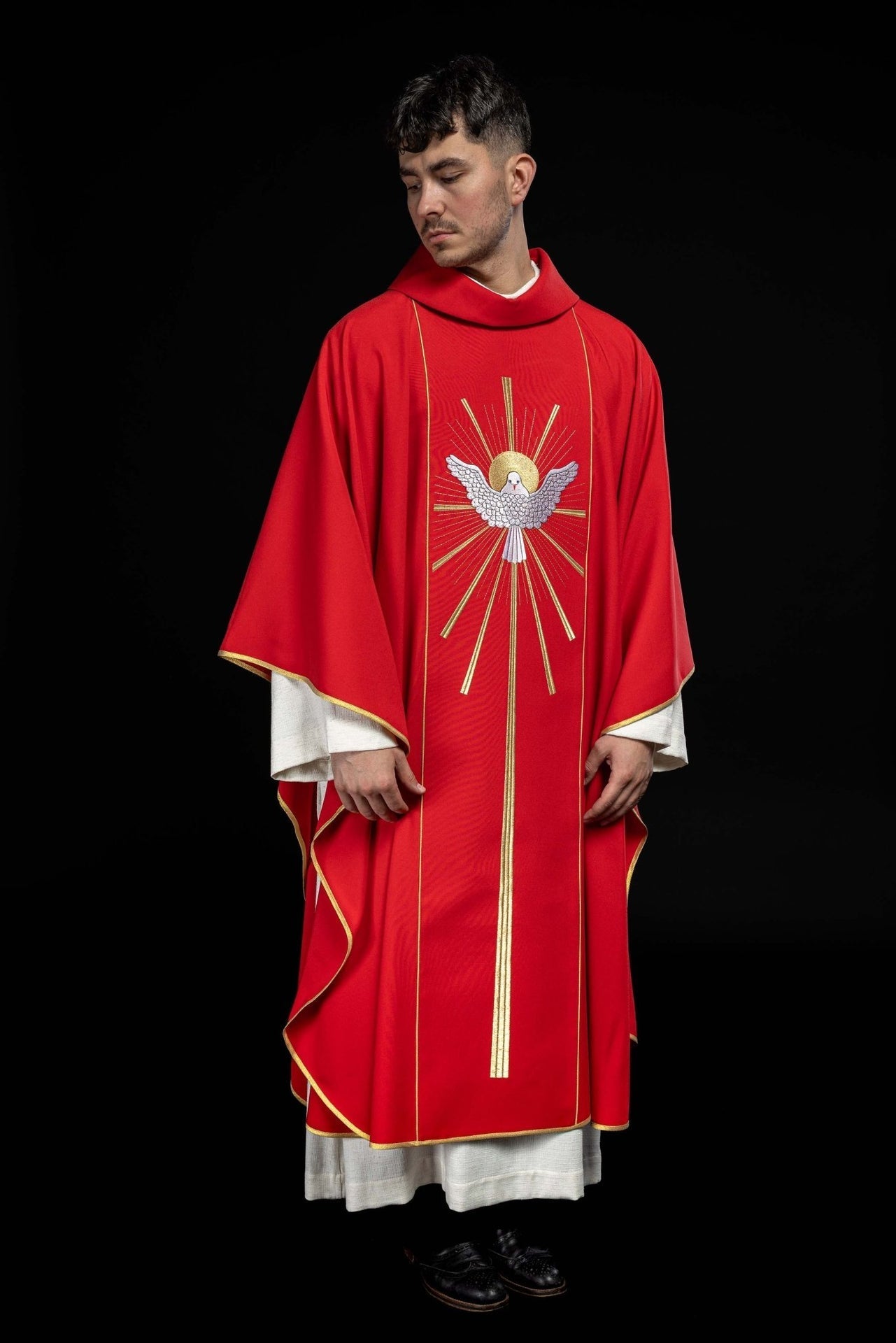 Ornat Liturgiczny Czerwony z Haftem Ducha Świętego i Stułą - SZATYLITURGICZNE.PL