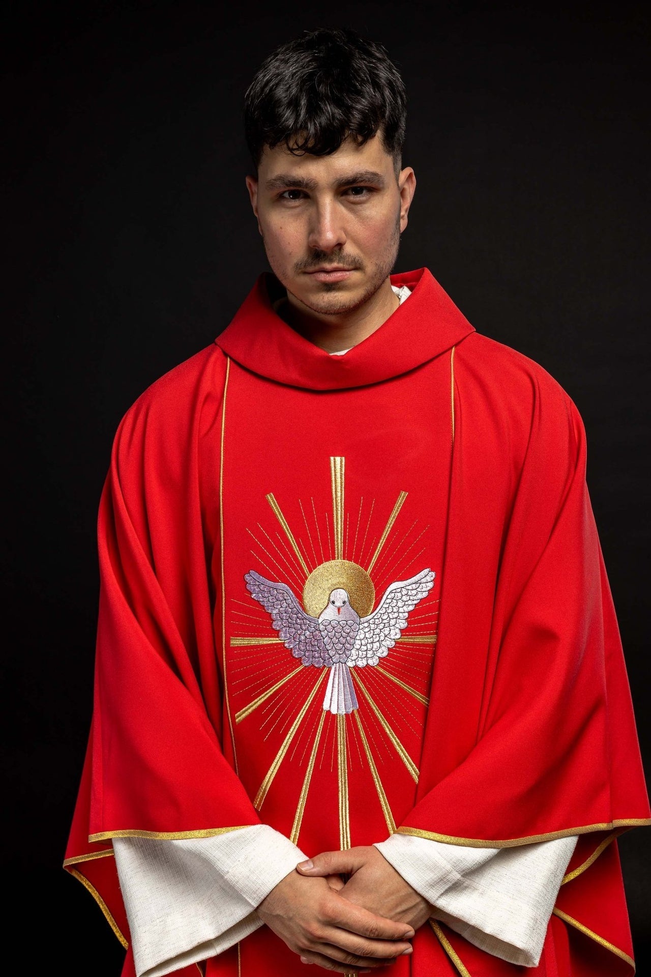 Ornat Liturgiczny Czerwony z Haftem Ducha Świętego i Stułą - SZATYLITURGICZNE.PL