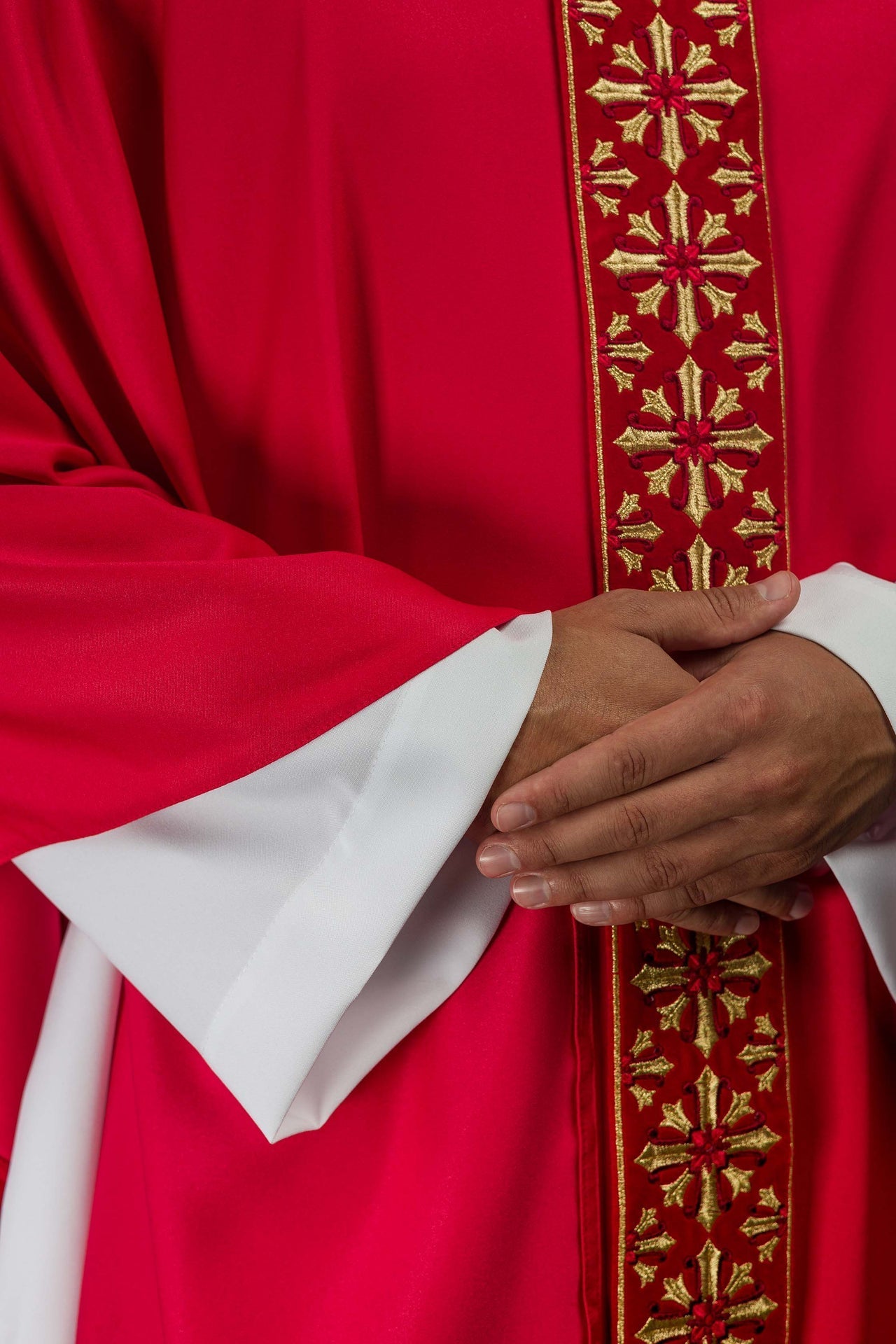 Ornat Liturgiczny Czerwony z Haftem Eucharystycznym i Złotymi Krzyżami - SZATYLITURGICZNE.PL