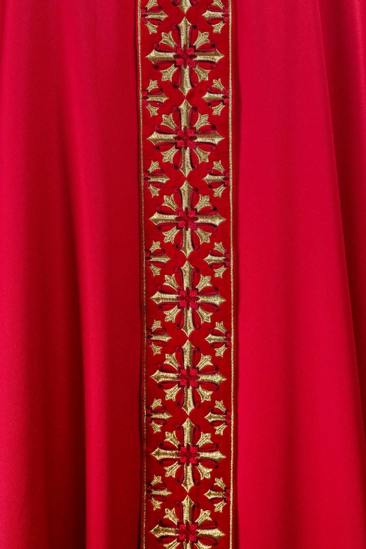 Ornat Liturgiczny Czerwony z Haftem Eucharystycznym i Złotymi Krzyżami - SZATYLITURGICZNE.PL