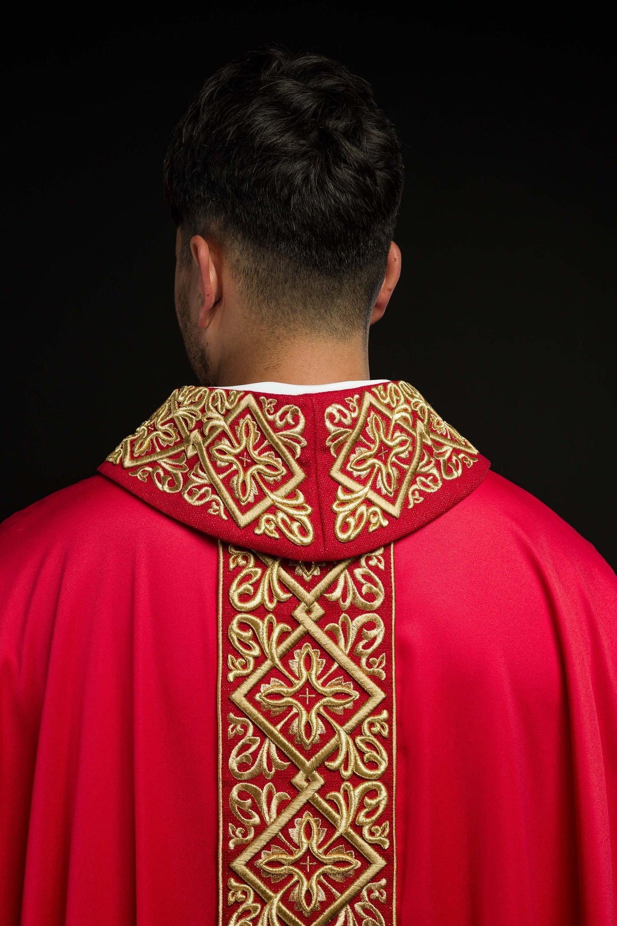 Ornat Liturgiczny Czerwony z Haftem Florystycznym i Krzyżami - SZATYLITURGICZNE.PL