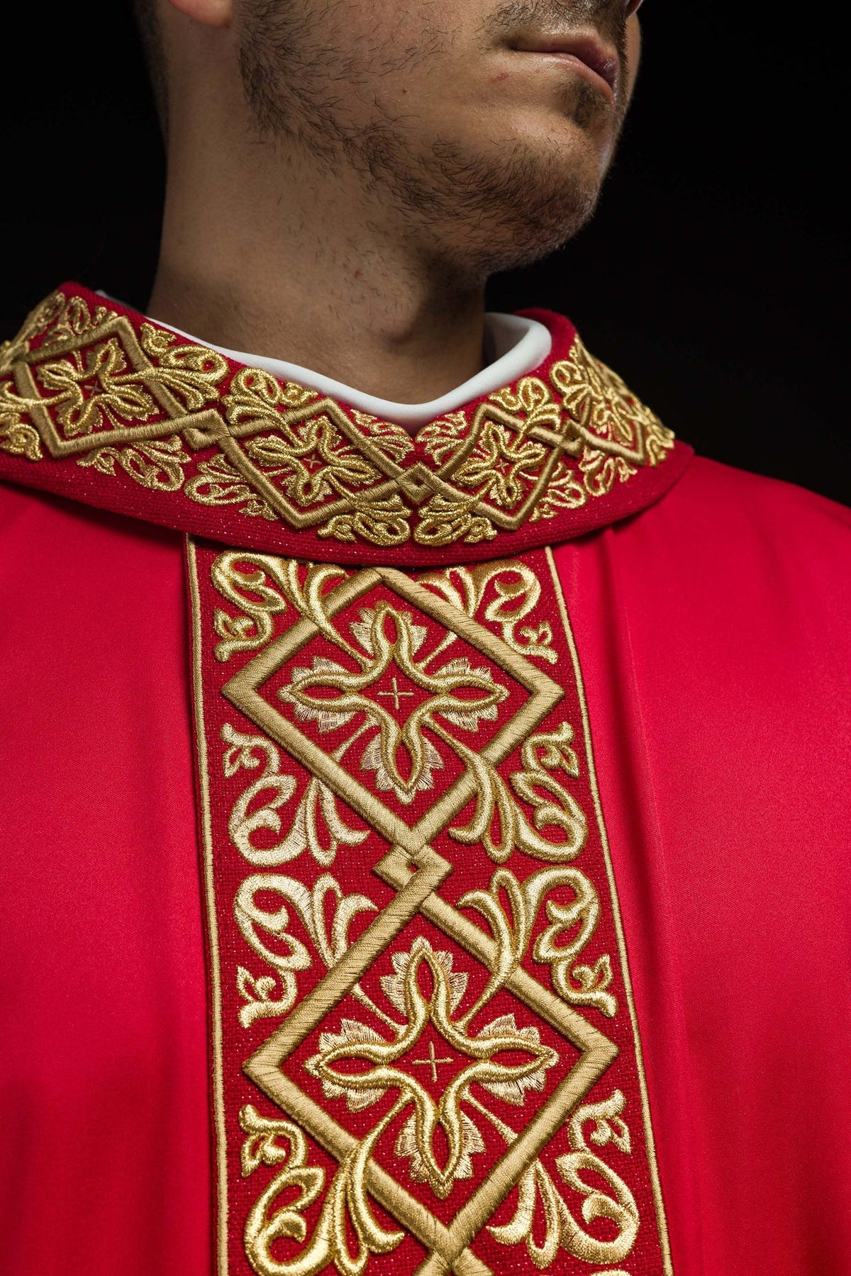 Ornat Liturgiczny Czerwony z Haftem Florystycznym i Krzyżami - SZATYLITURGICZNE.PL